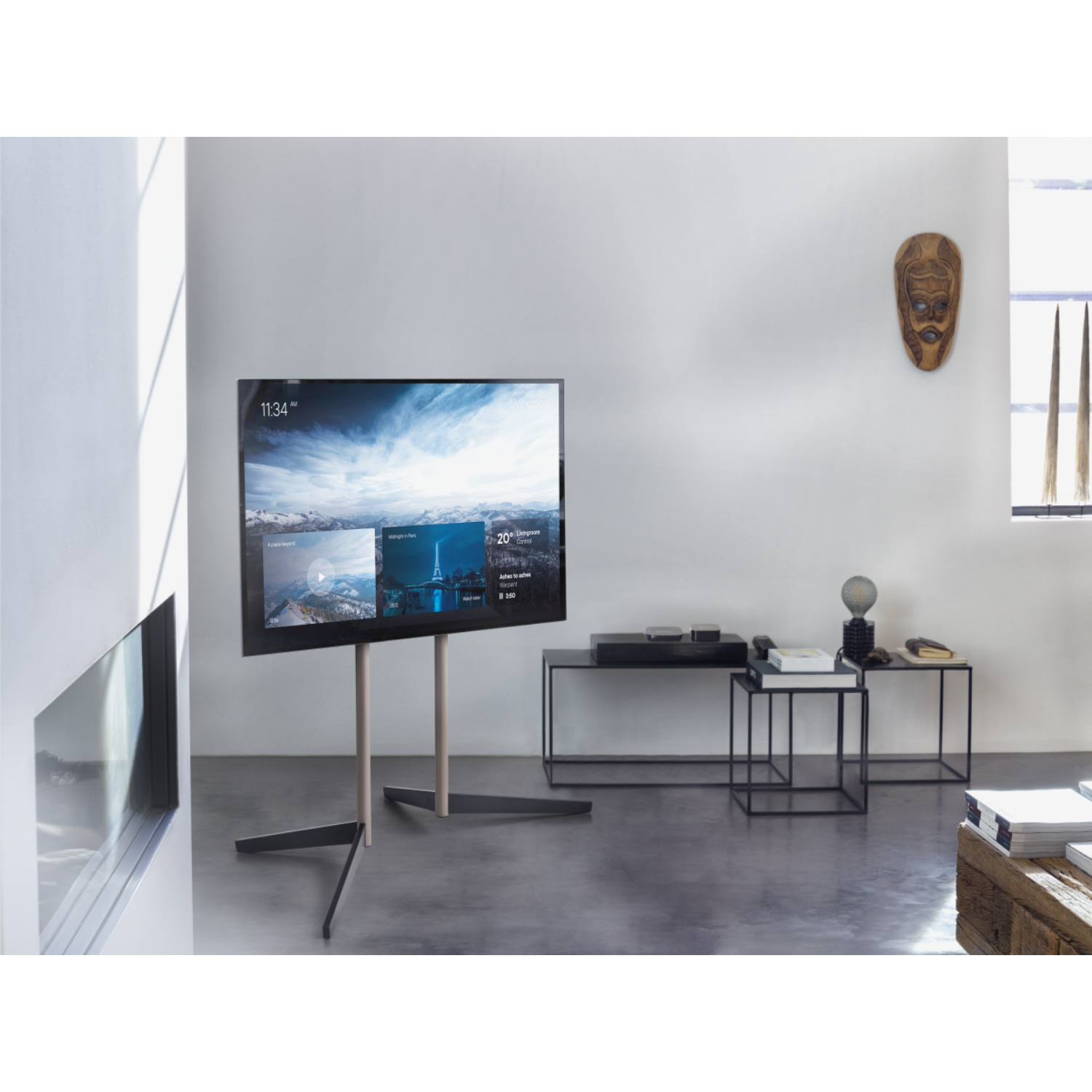 Scène d'intérieur avec une grande télévision sur un pied. Un intérieur moderne avec une télévision et une décoration.