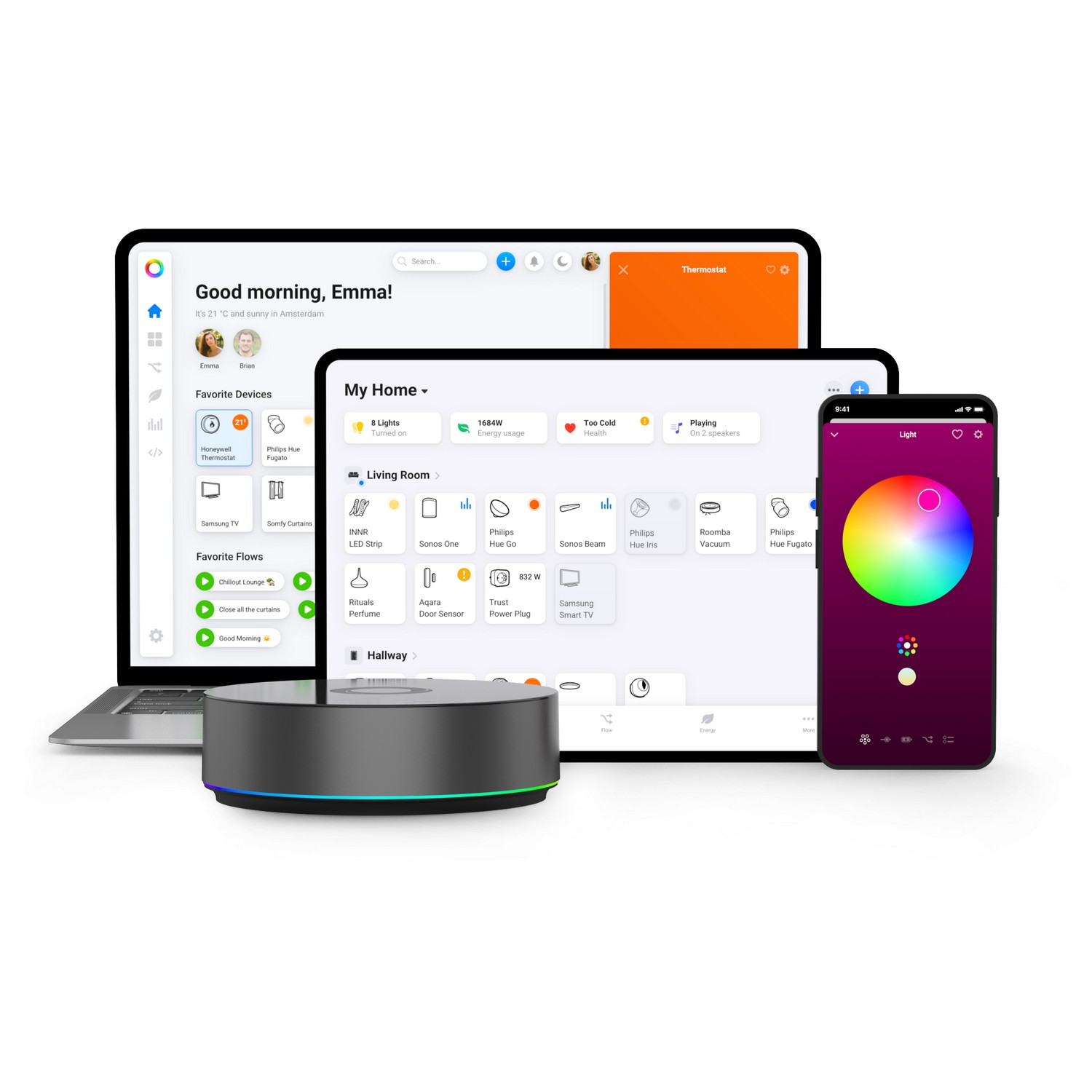 Un portátil, una tableta y un teléfono que muestran una interfaz de hogar inteligente, y un altavoz inteligente.