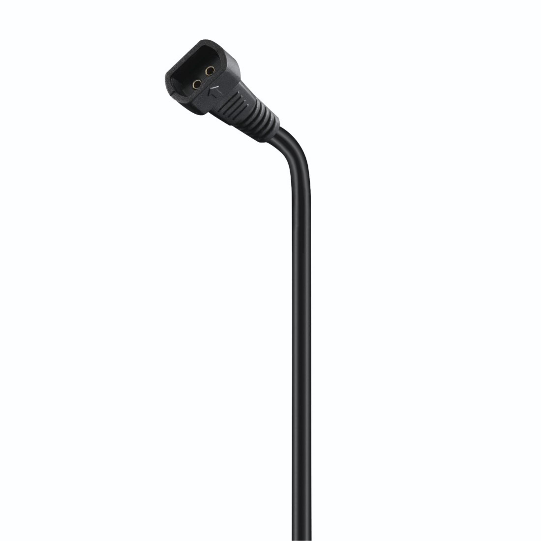 Ein schwarzes Netzkabel mit einem schwarzen Stecker auf weißem Hintergrund.
