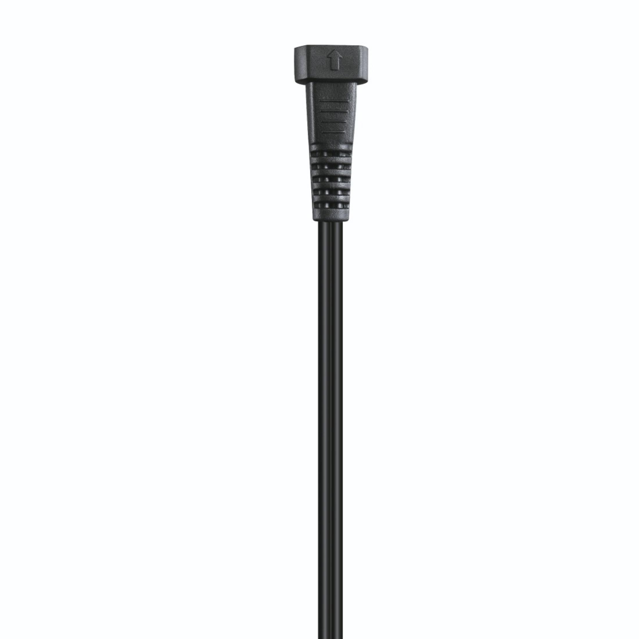 Schwarzes Netzkabel mit Stecker, isoliert auf weißem Hintergrund.
