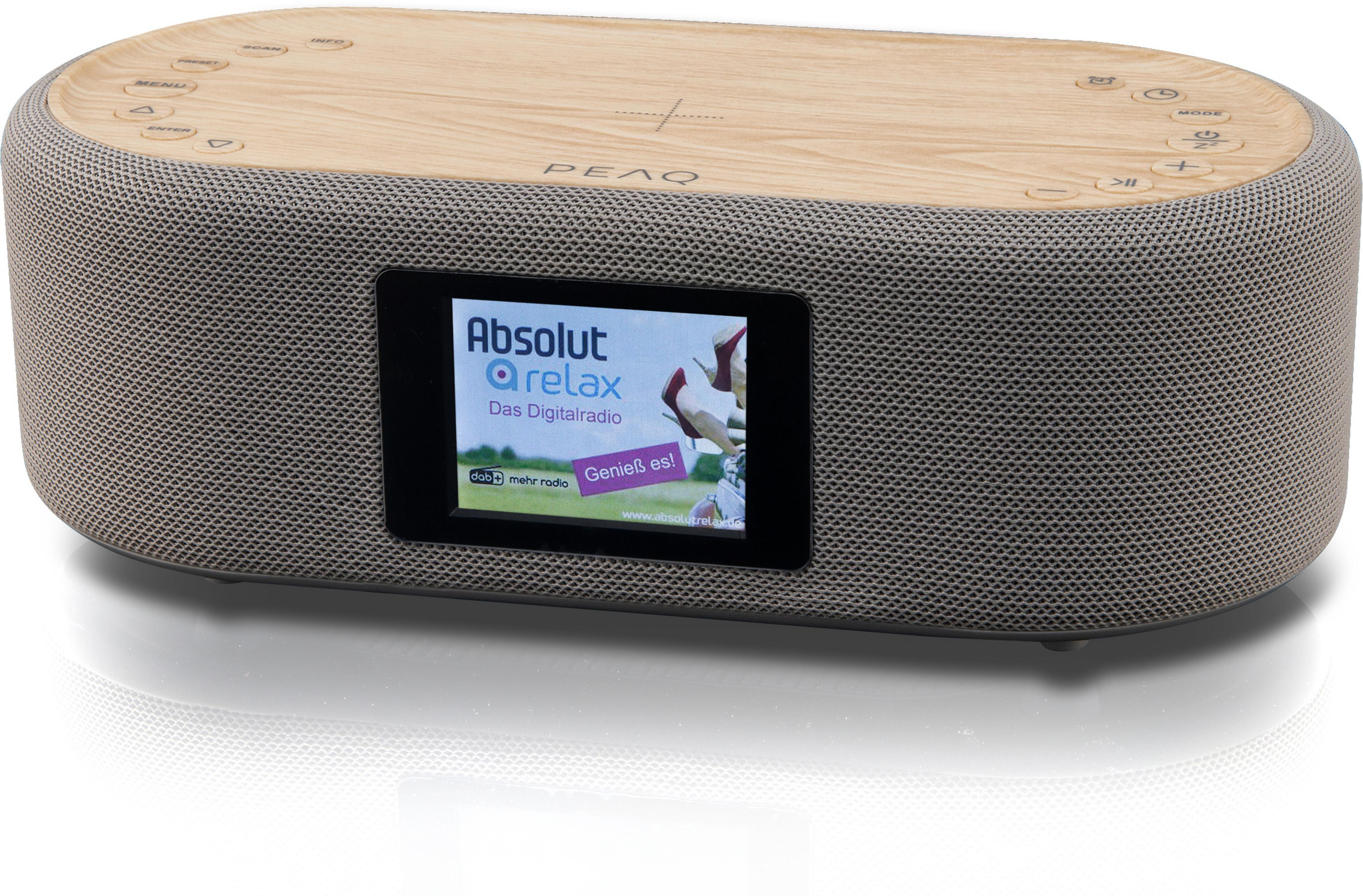 Ovales Radio mit Holzoberteil und einem Bildschirm, der Radiodaten anzeigt. Hintergrund: weiß.