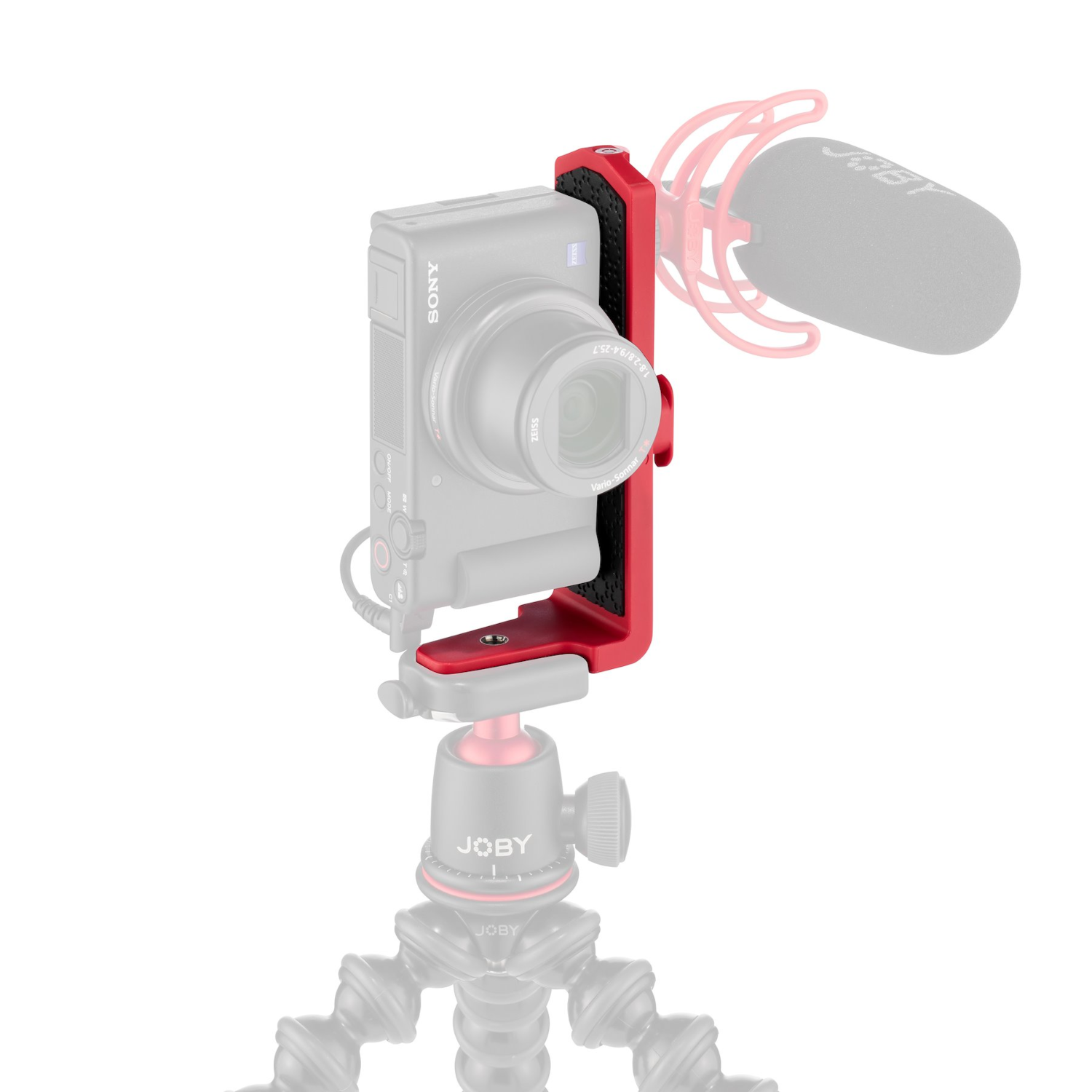Fotocamera e microfono attaccati a una staffa rossa su un treppiede. La fotocamera è nera, la staffa è rossa.