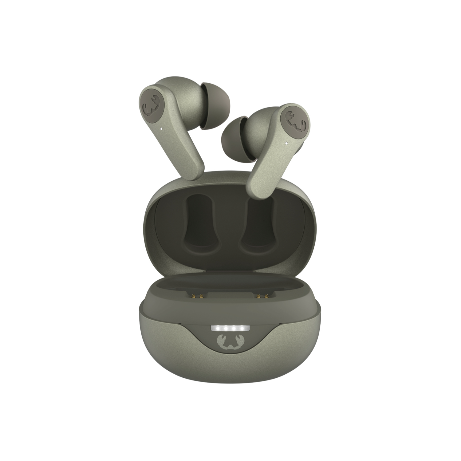 Zielone słuchawki douszne w zielonym etui ładującym. Etui jest otwarte. Białe tło.