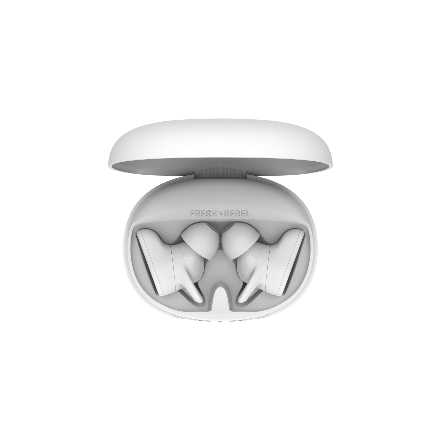 Białe bezprzewodowe słuchawki douszne w otwartym białym etui ładującym. 'FRESH 'N REBEL' jest napisane.