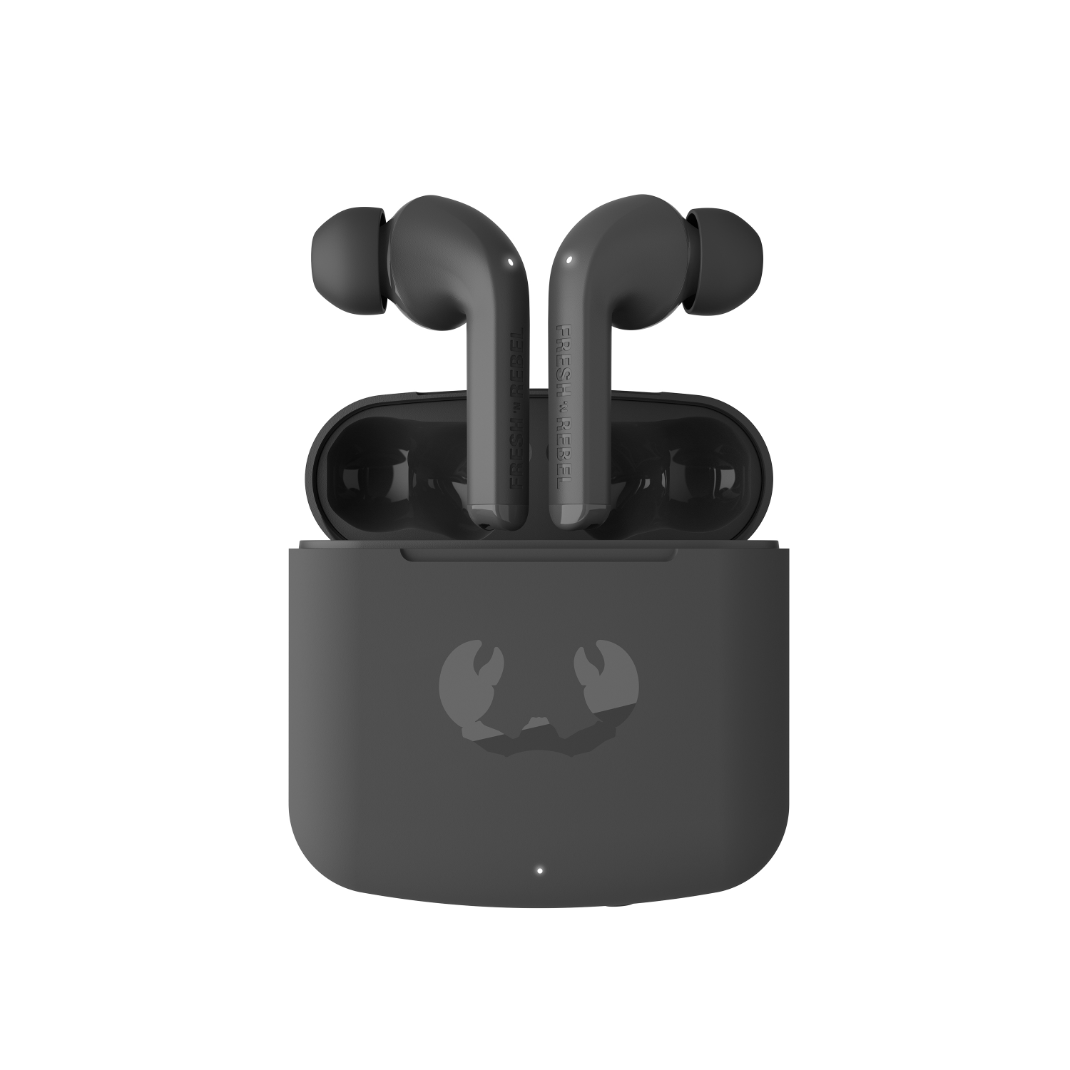 Auriculares negros en un estuche de carga. El estuche tiene un logo de cangrejo y está sobre fondo negro.