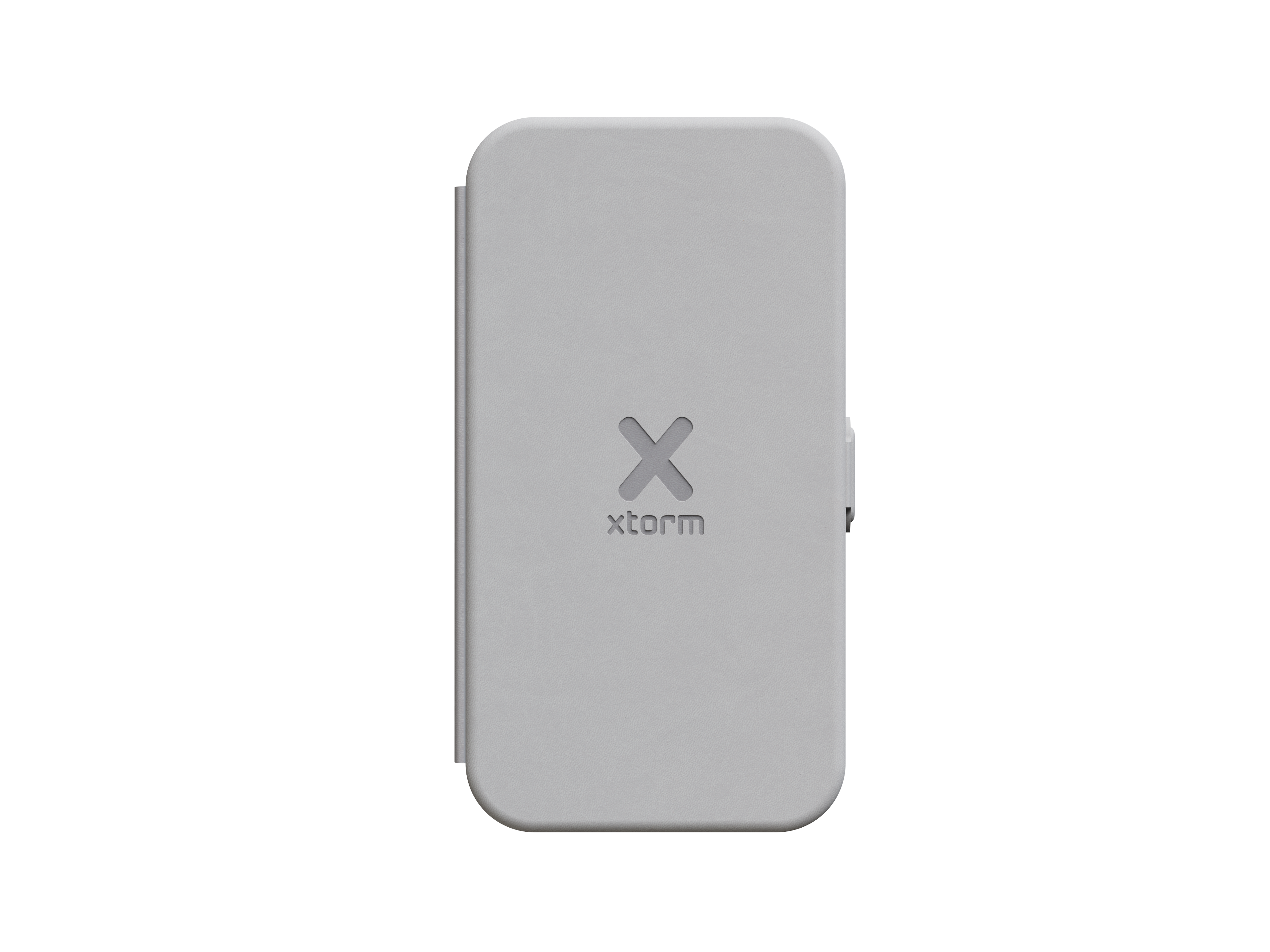 Hellgraue Xtorm Powerbank, rechteckig, mit Xtorm-Logo auf der Vorderseite, dunkler Hintergrund.