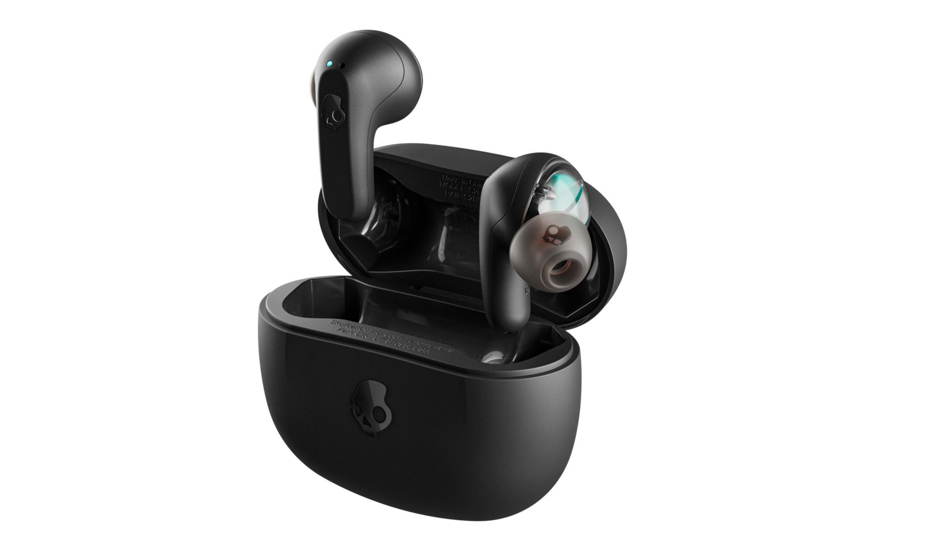 Czarne słuchawki Skullcandy w etui ładującym, otwarte na białej powierzchni.