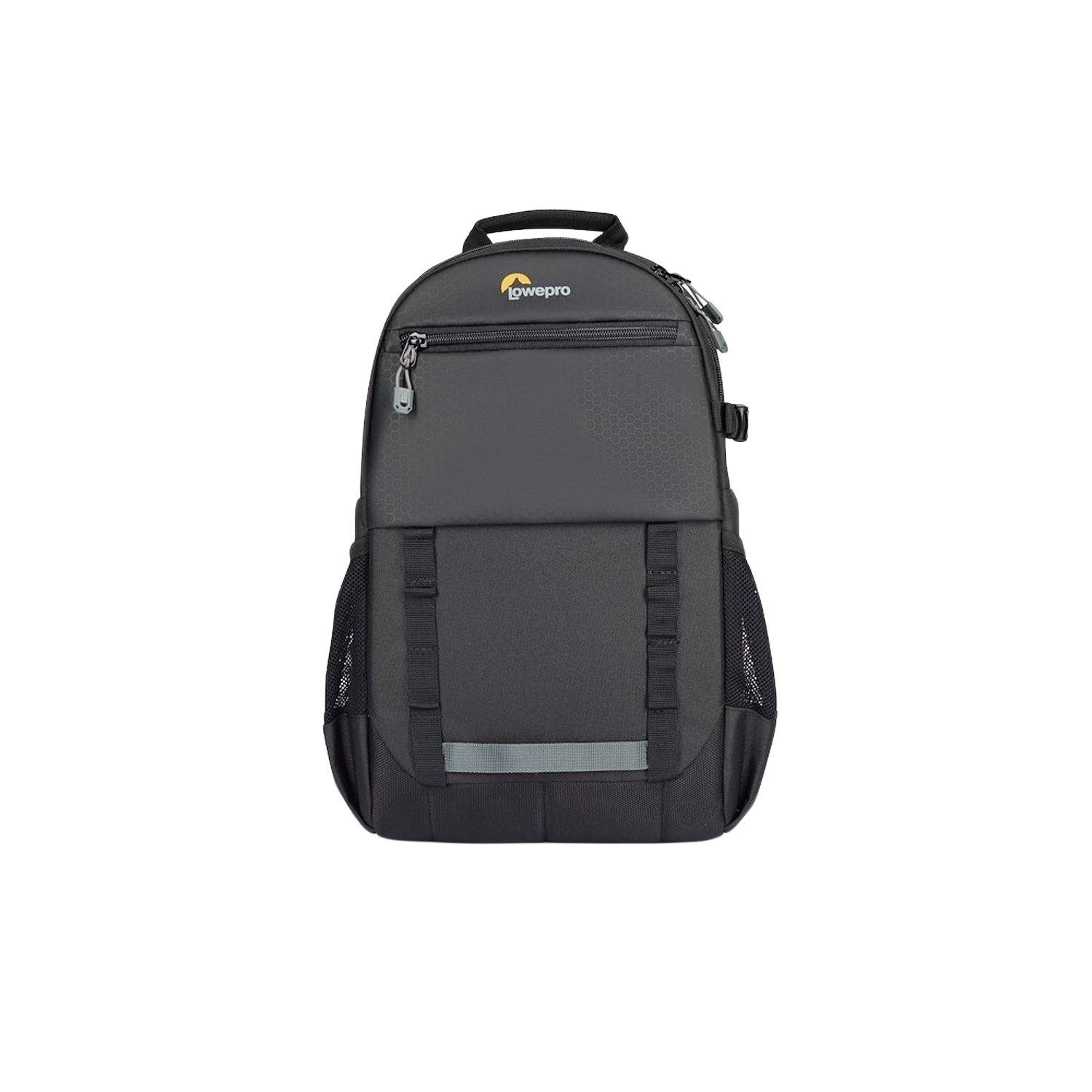 Schwarzer Kamera-Rucksack. Schwarze Front mit Lowepro-Logo, schwarzer Hintergrund.
