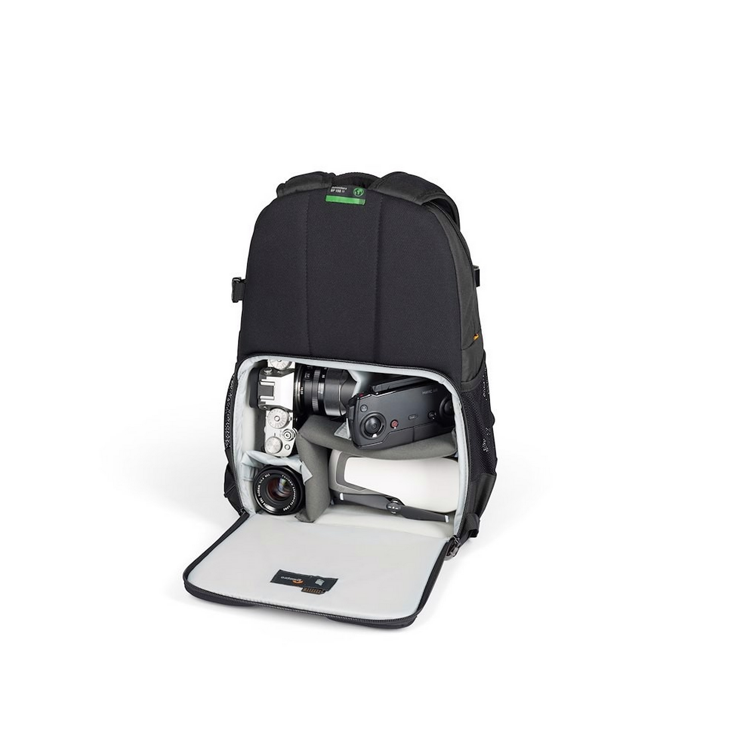Ein schwarzer Kamera-Rucksack, geöffnet, um den Inhalt zu zeigen: eine Kamera, Objektive und eine Drohne.