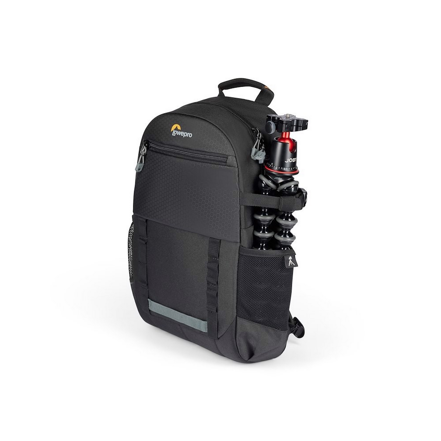 Ein schwarzer Rucksack mit einem Stativ an der Seite, auf weißem Hintergrund.