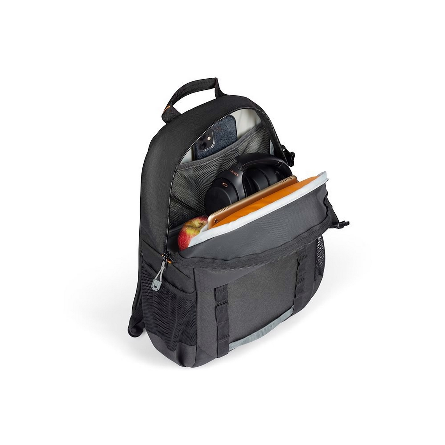 Schwarzer Rucksack offen, zeigt Kopfhörer, ein Tablet, ein Telefon und einen Apfel.