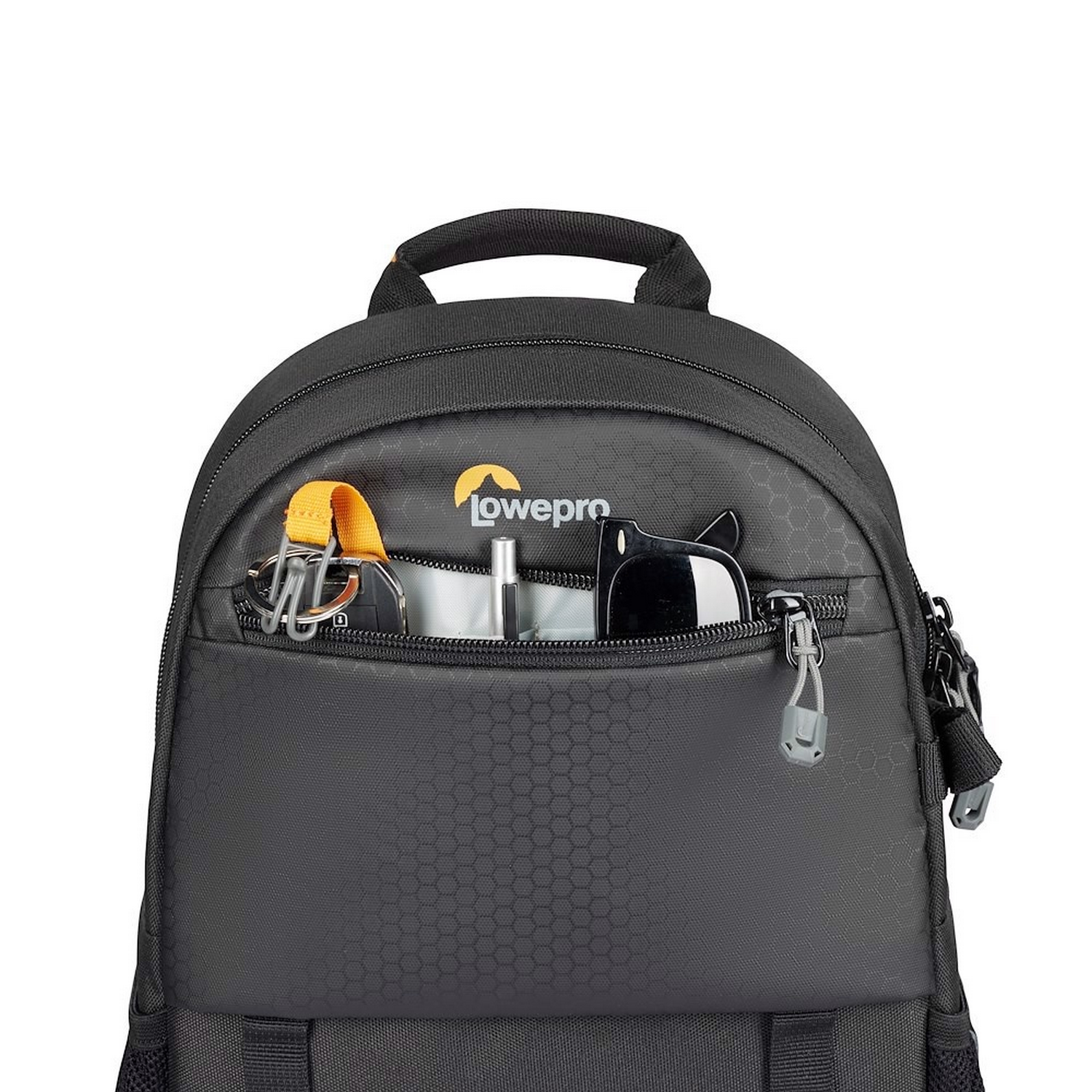 Schwarzer Rucksack mit Gegenständen in der Tasche. Lowepro-Logo. Weißer Hintergrund.