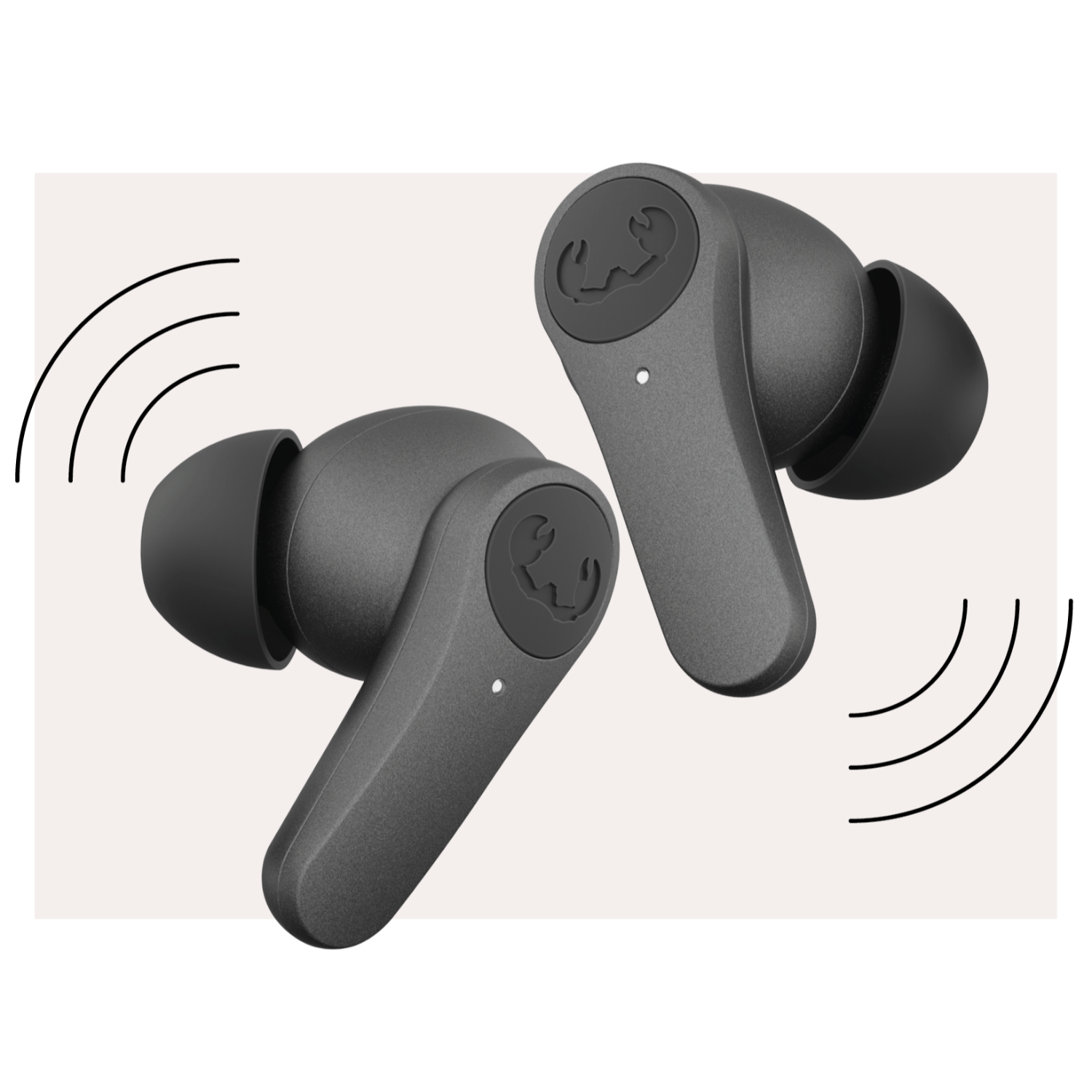 Dwie szare bezprzewodowe słuchawki, każda z logo, otoczone liniami fal dźwiękowych. Tło jest jasne.