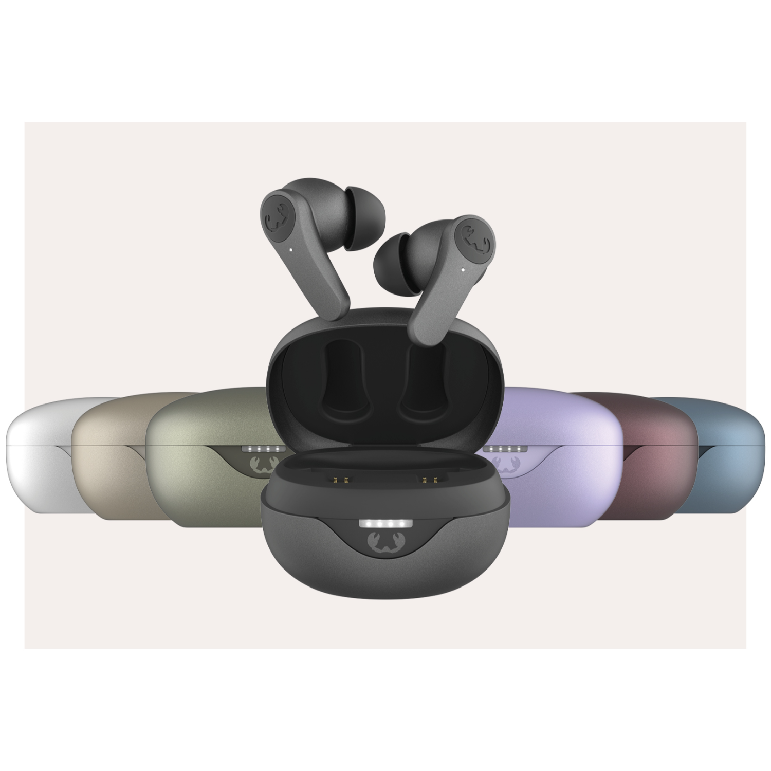 Słuchawki douszne w etui ładującym. W tle kilka etui w różnych kolorach.