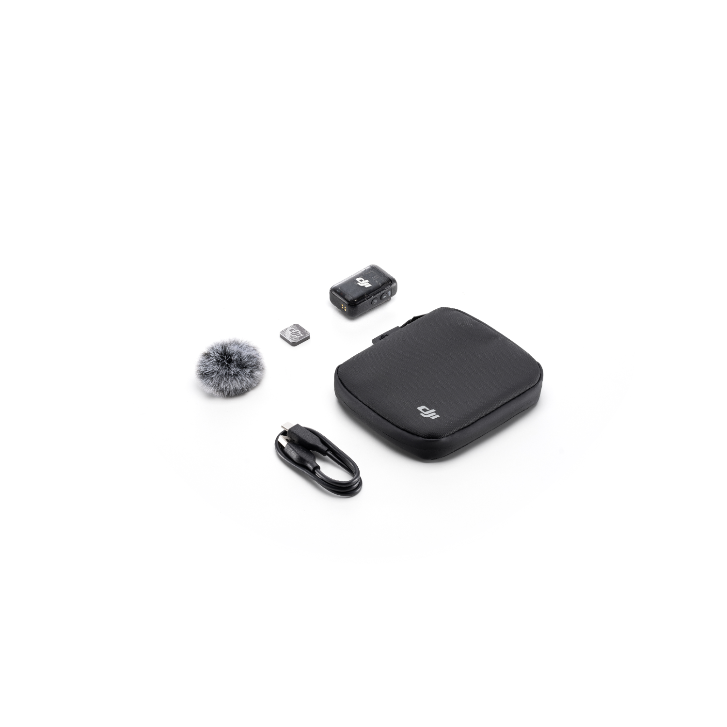 DJI Audio-Kit-Komponenten: Mikrofon, Empfänger, Sender und Tragetasche. Weißer Hintergrund.
