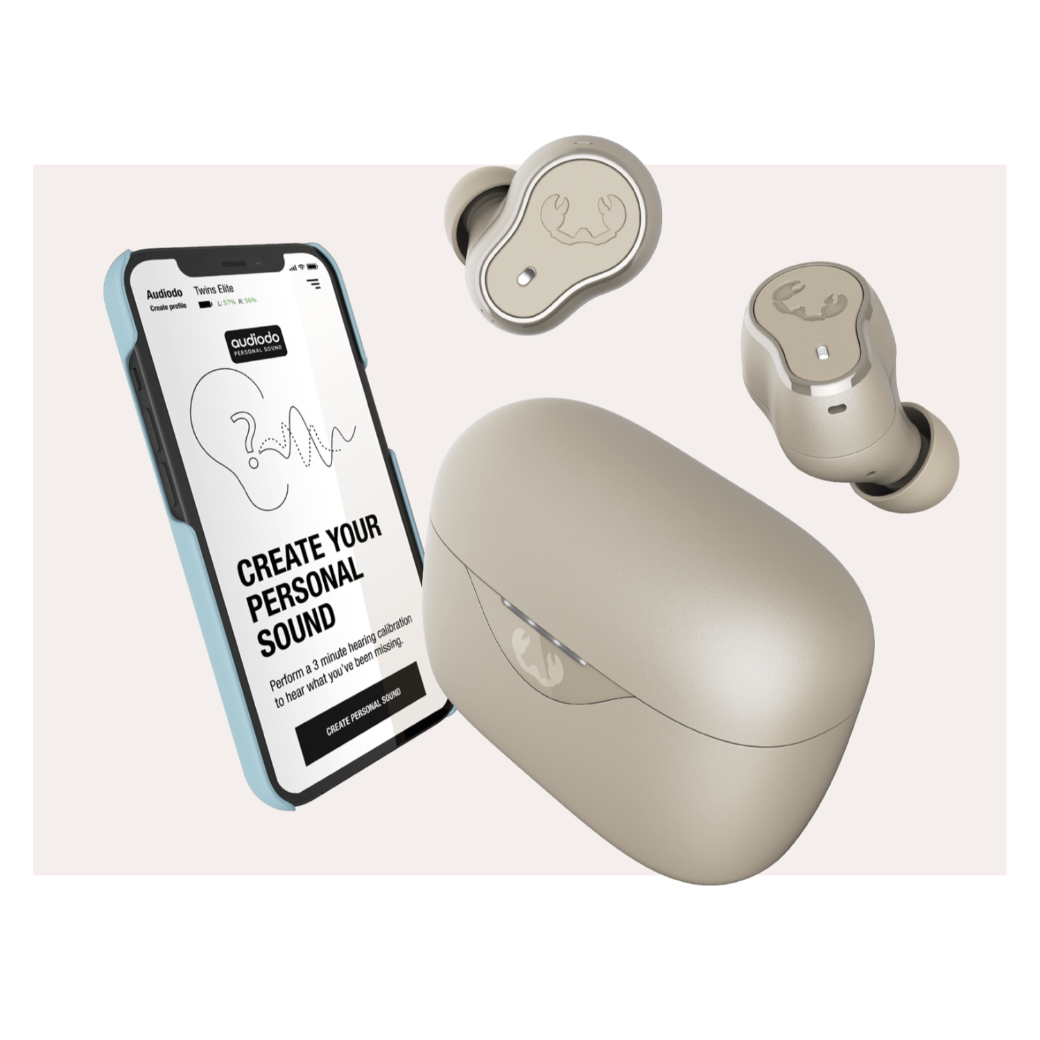 Ohrhörer und Ladecase und ein Telefon, das eine App-Oberfläche zeigt. Alle Artikel sind auf weißem Grund.