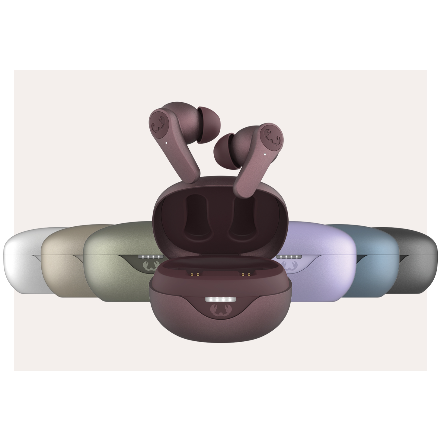 Mehrfarbige kabellose Ohrhörer und ein Ladeetui auf weißem Hintergrund.