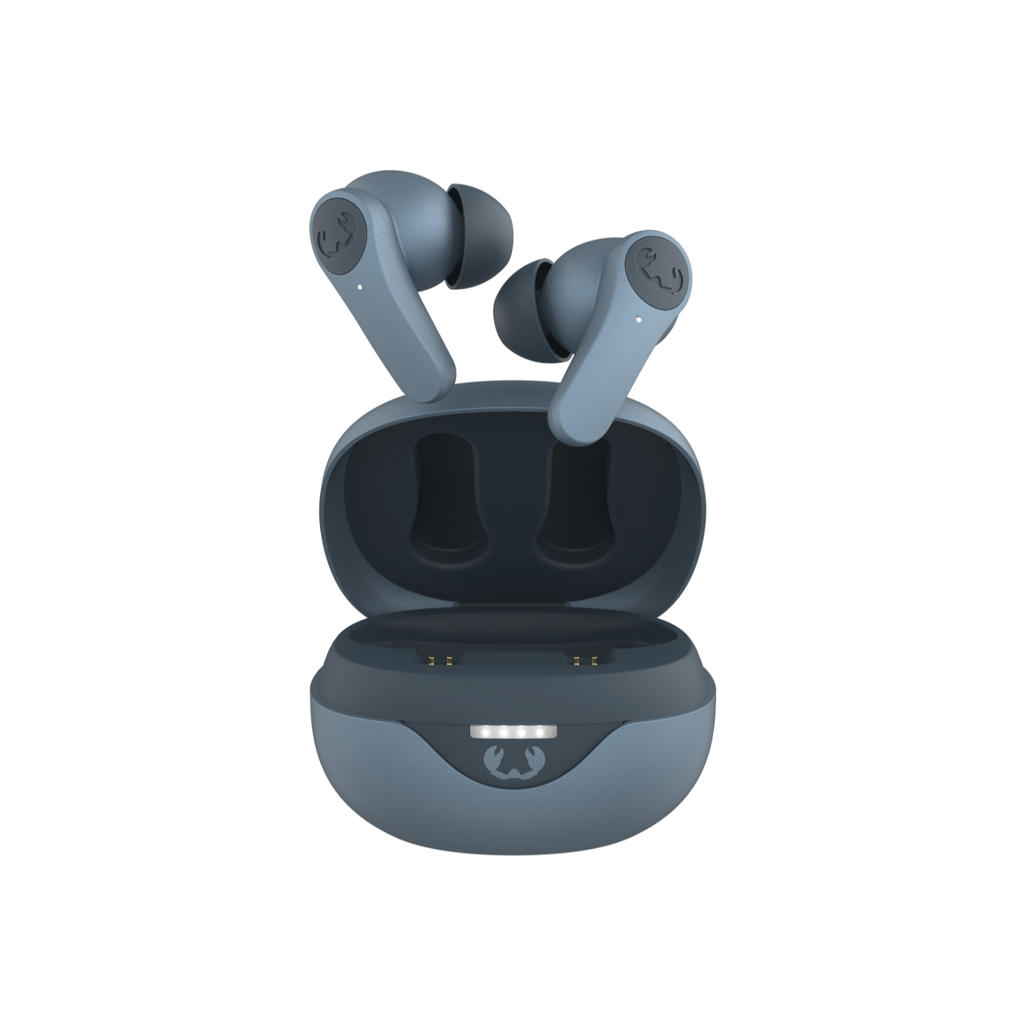 Niebieskie słuchawki i etui ładujące. Białe tło.