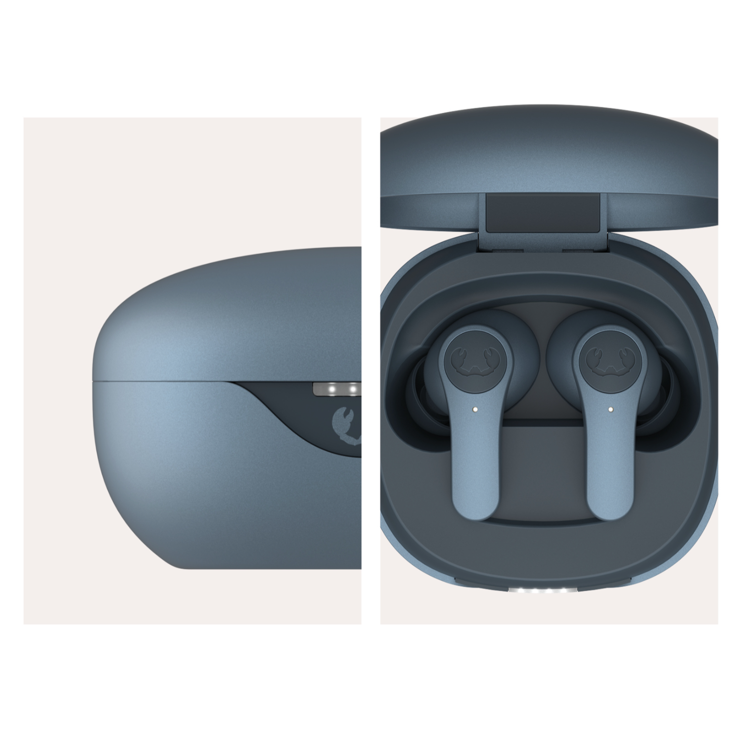 Niebieskie słuchawki w etui, na jasnym tle. Etui jest zamknięte i otwarte.