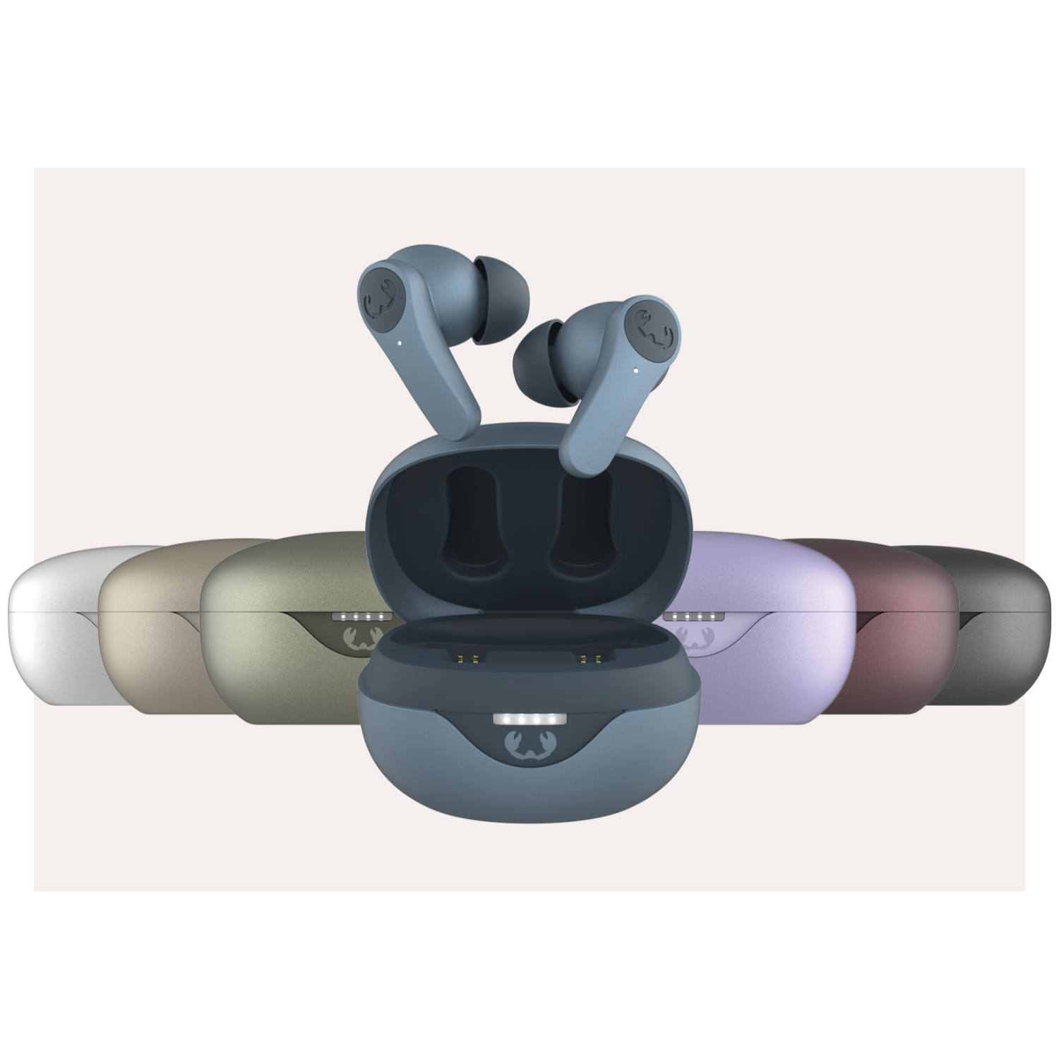 Słuchawki i etui ładujące, wiele kolorów, na białym tle.