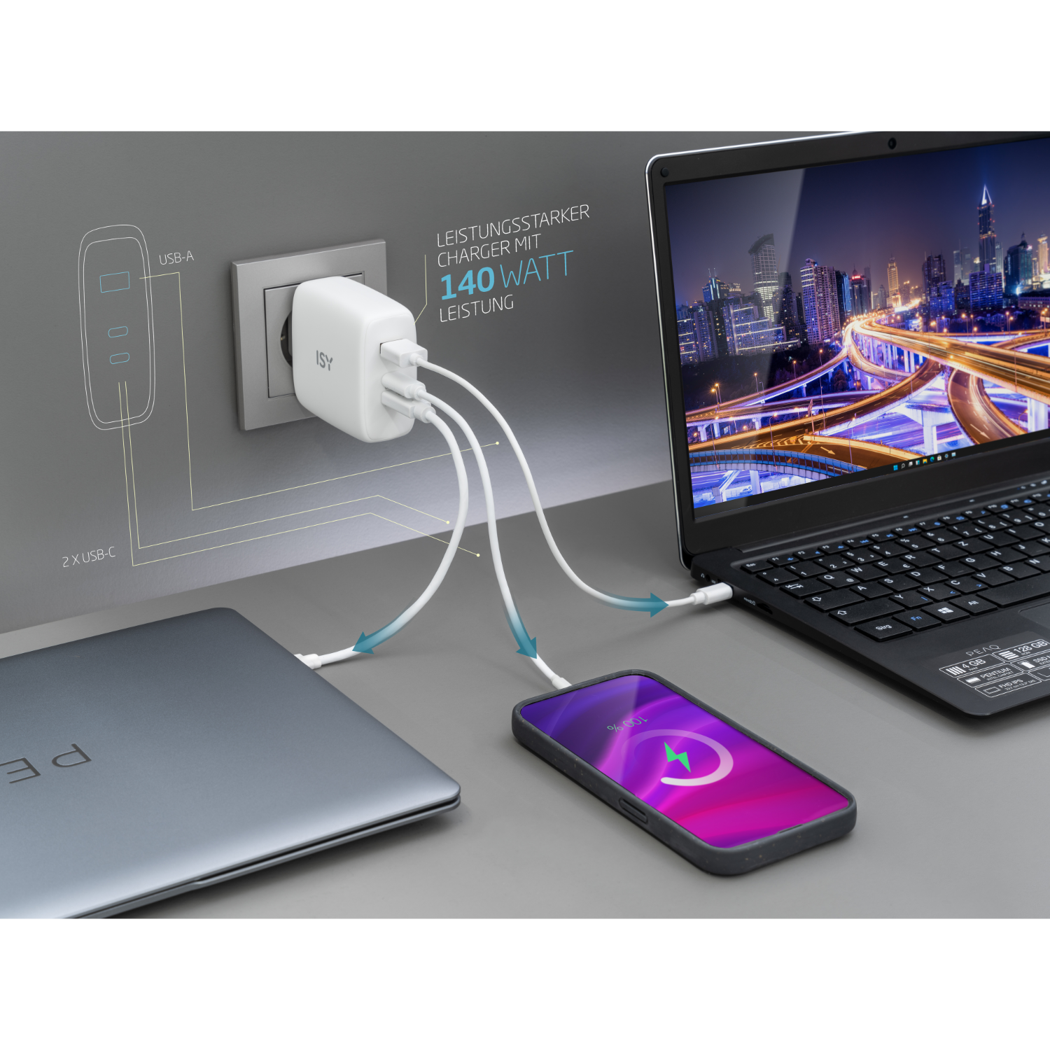 Weißes Ladegerät in einer Steckdose. Kabel verbinden Laptop und Handy, beide werden geladen.
