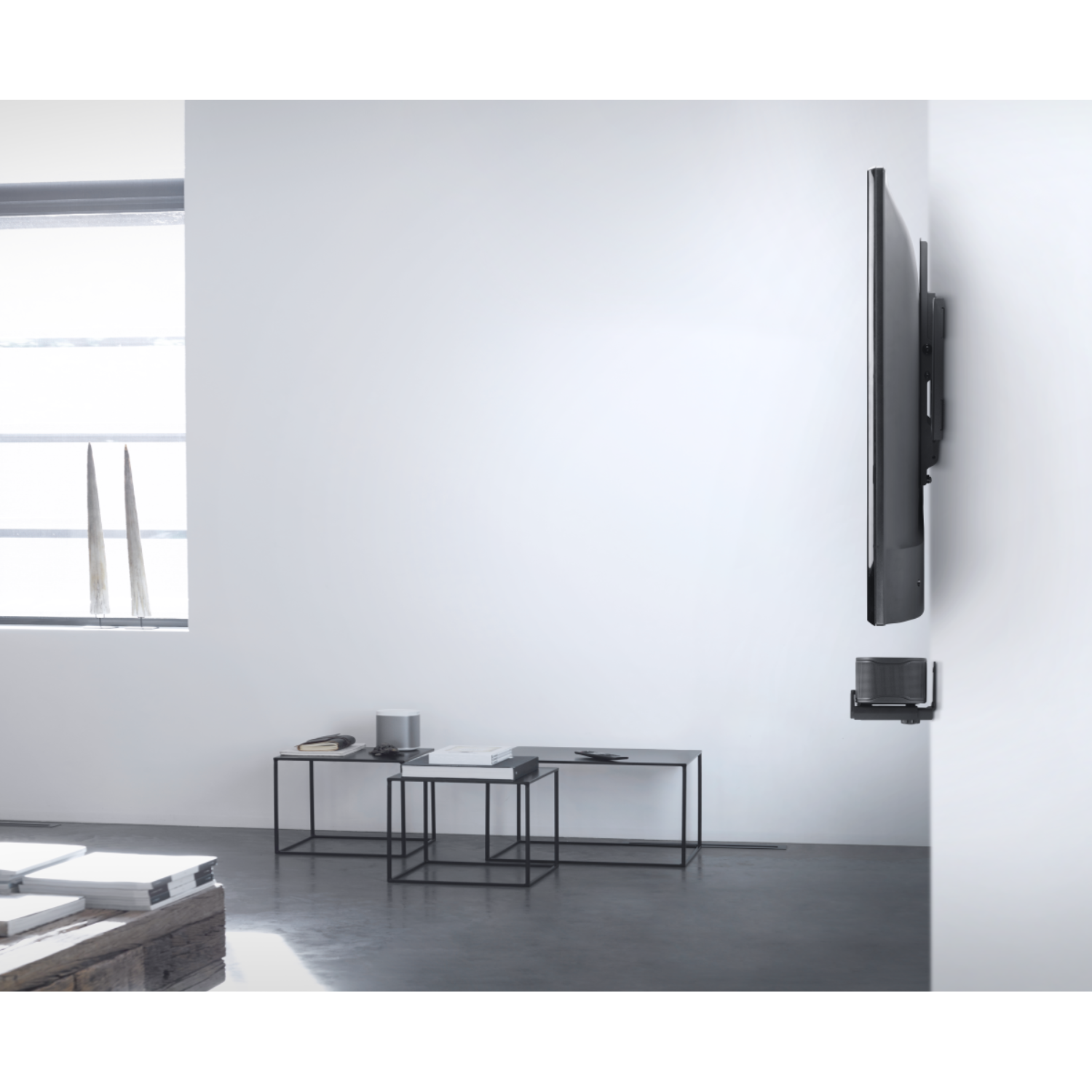 Moderne tv aan de muur. Zwart scherm. Witte achtergrond.