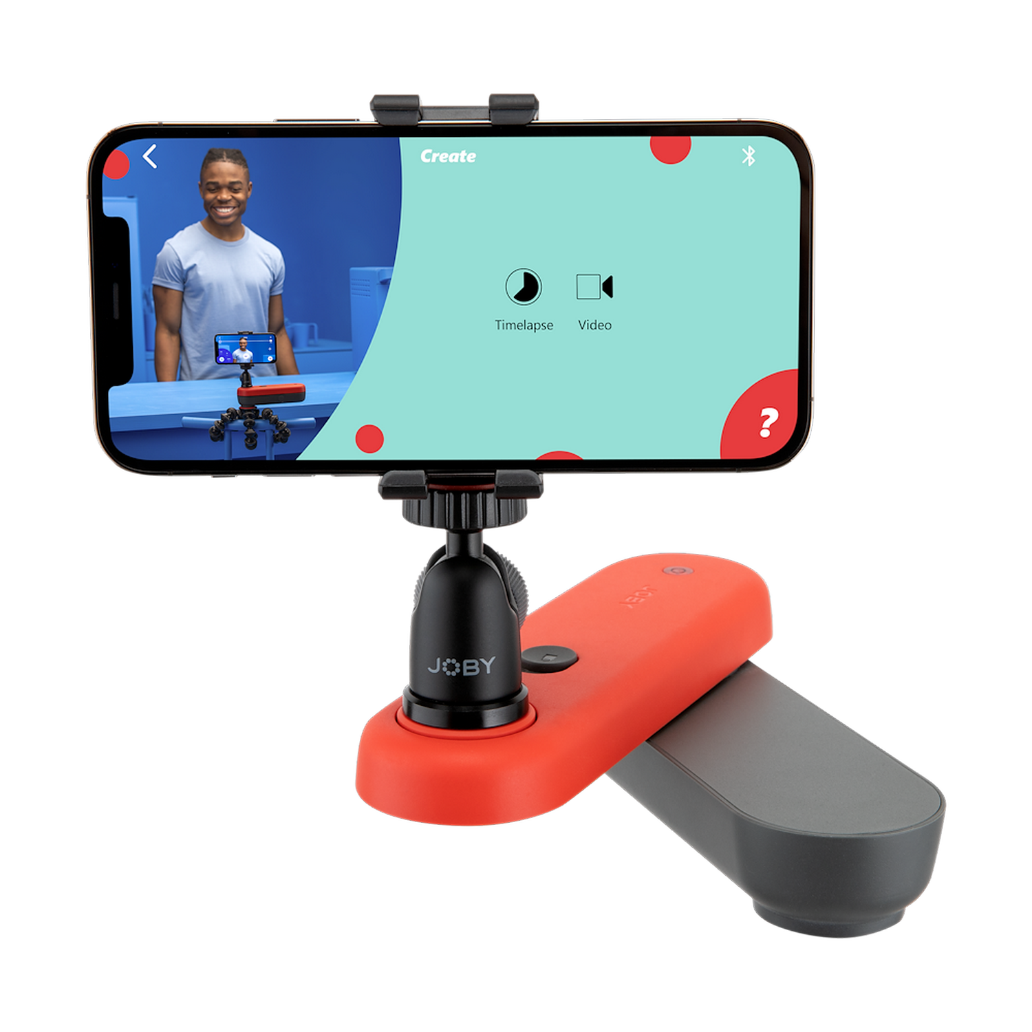 Smartfon na statywie wyświetla aplikację wideo. Mężczyzna uśmiecha się na ekranie. Czerwony i czarny uchwyt.