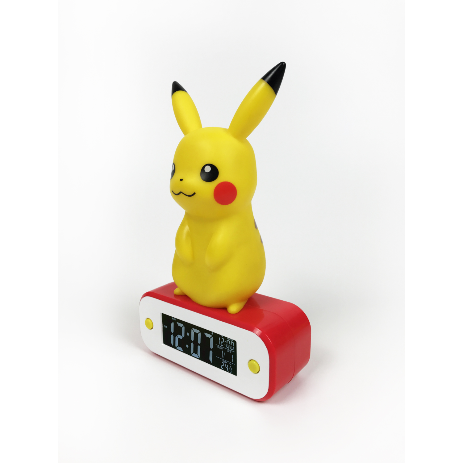 Una sveglia di Pikachu, gialla con dettagli neri, è posizionata su una base rossa su sfondo bianco.