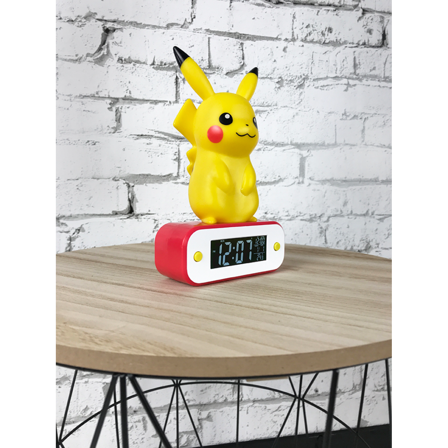 Sveglia di Pikachu su un tavolo. Mostra l'ora, con la figura di Pikachu sopra.