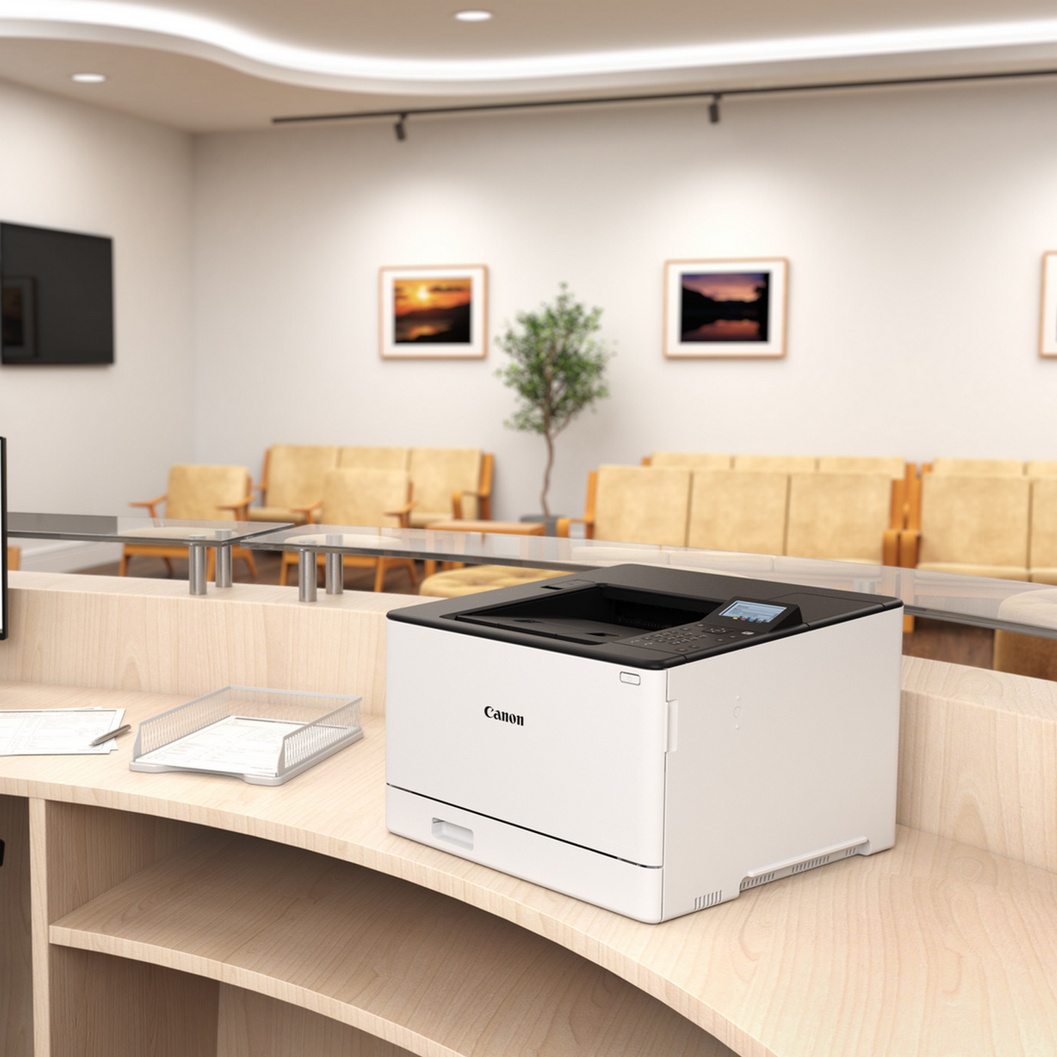 Drukarka stoi na ladzie w poczekalni ze zdjęciami i drzewem.