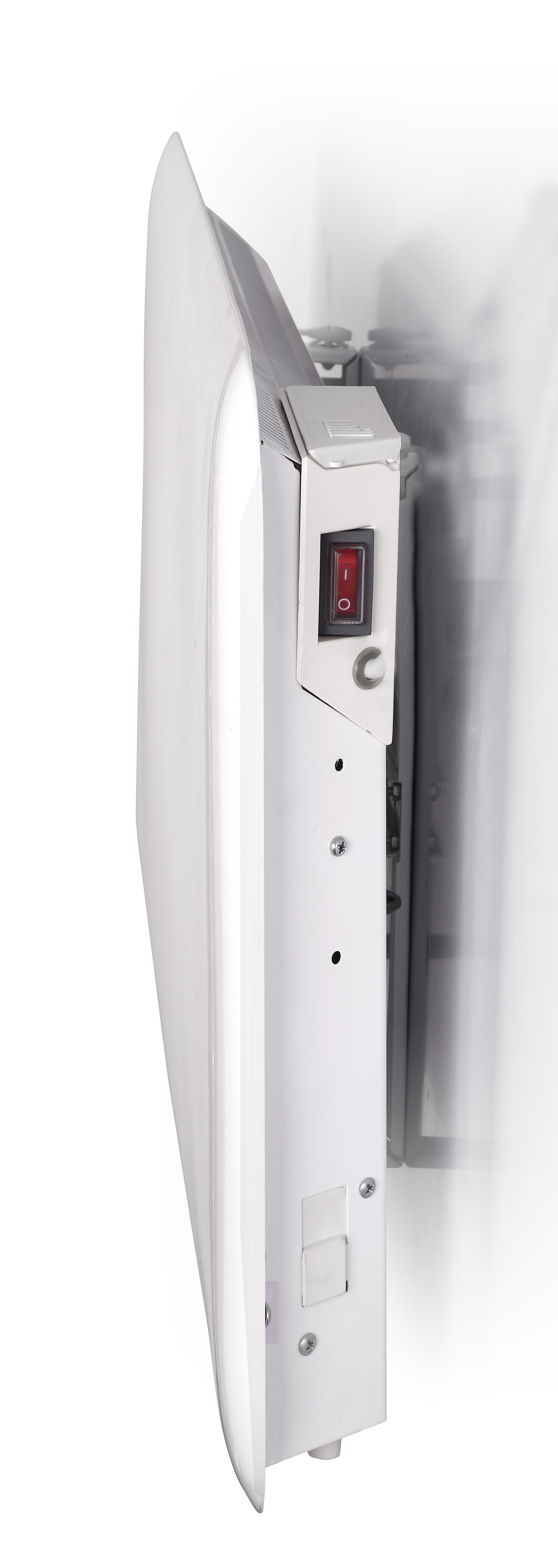 Termosifone bianco montato a parete. Interruttore rosso visibile sul lato.