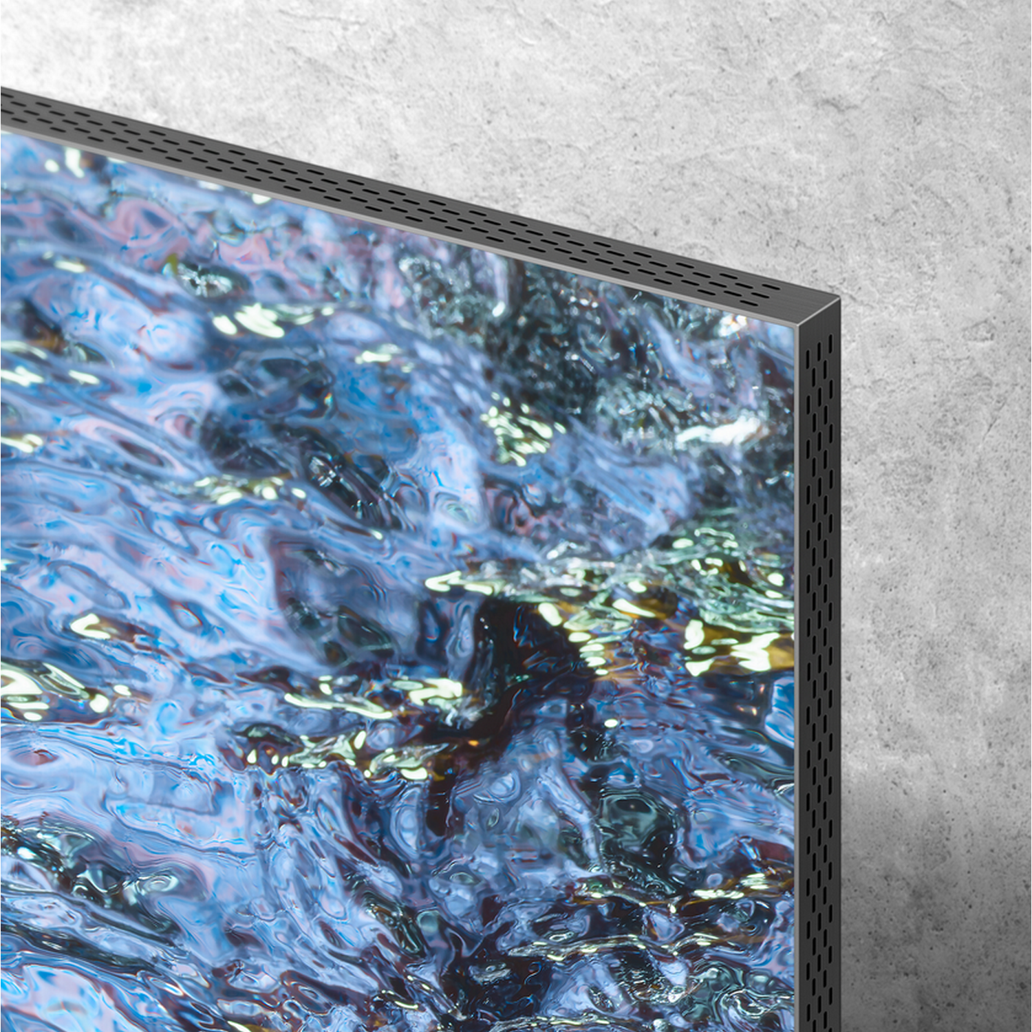 Zbliżenie ekranu telewizora przedstawiającego wodę z odbiciami światła i zmarszczkami.