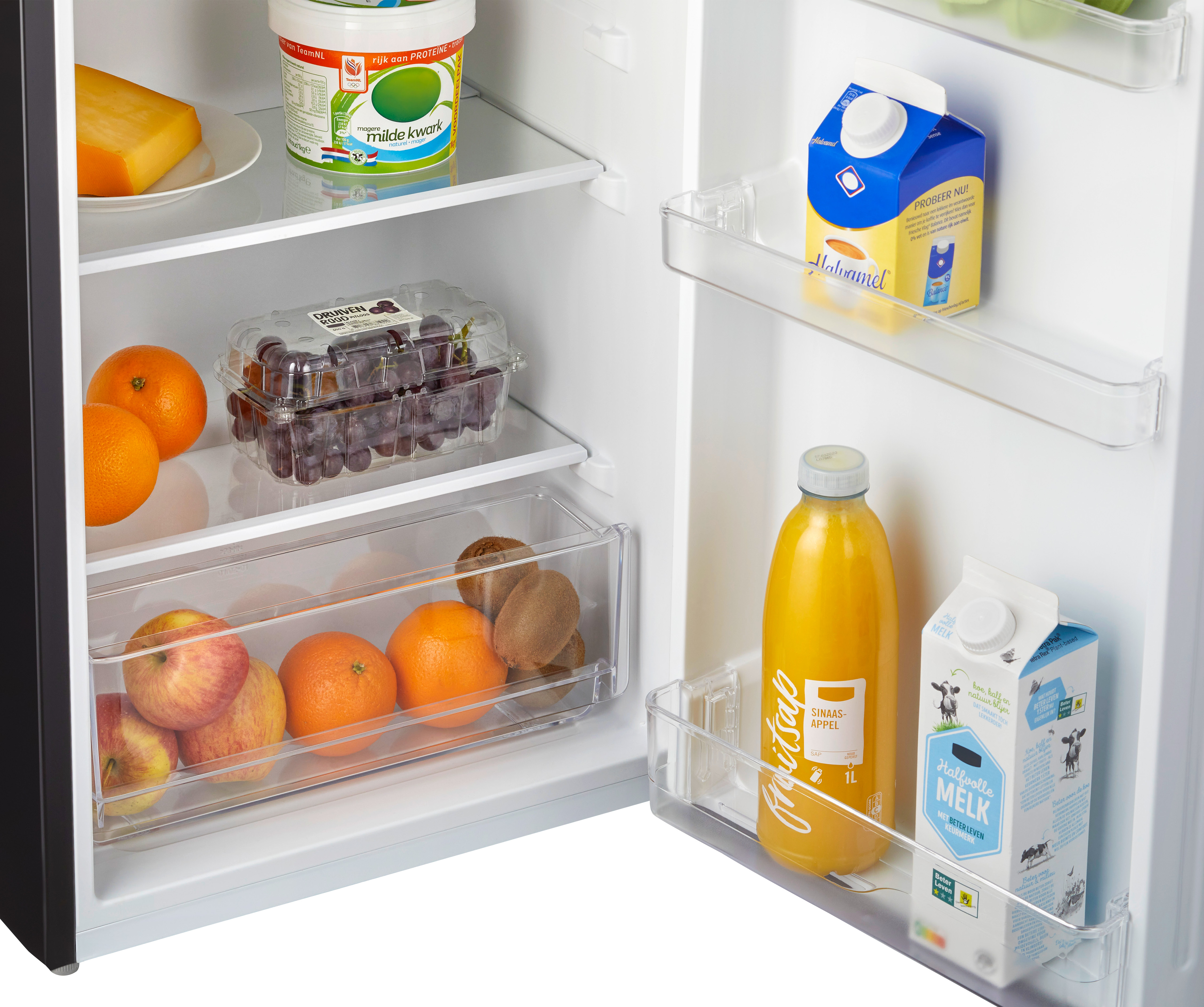 Intérieur de réfrigérateur, avec étagères contenant divers aliments : jus, fromage, raisins, oranges.