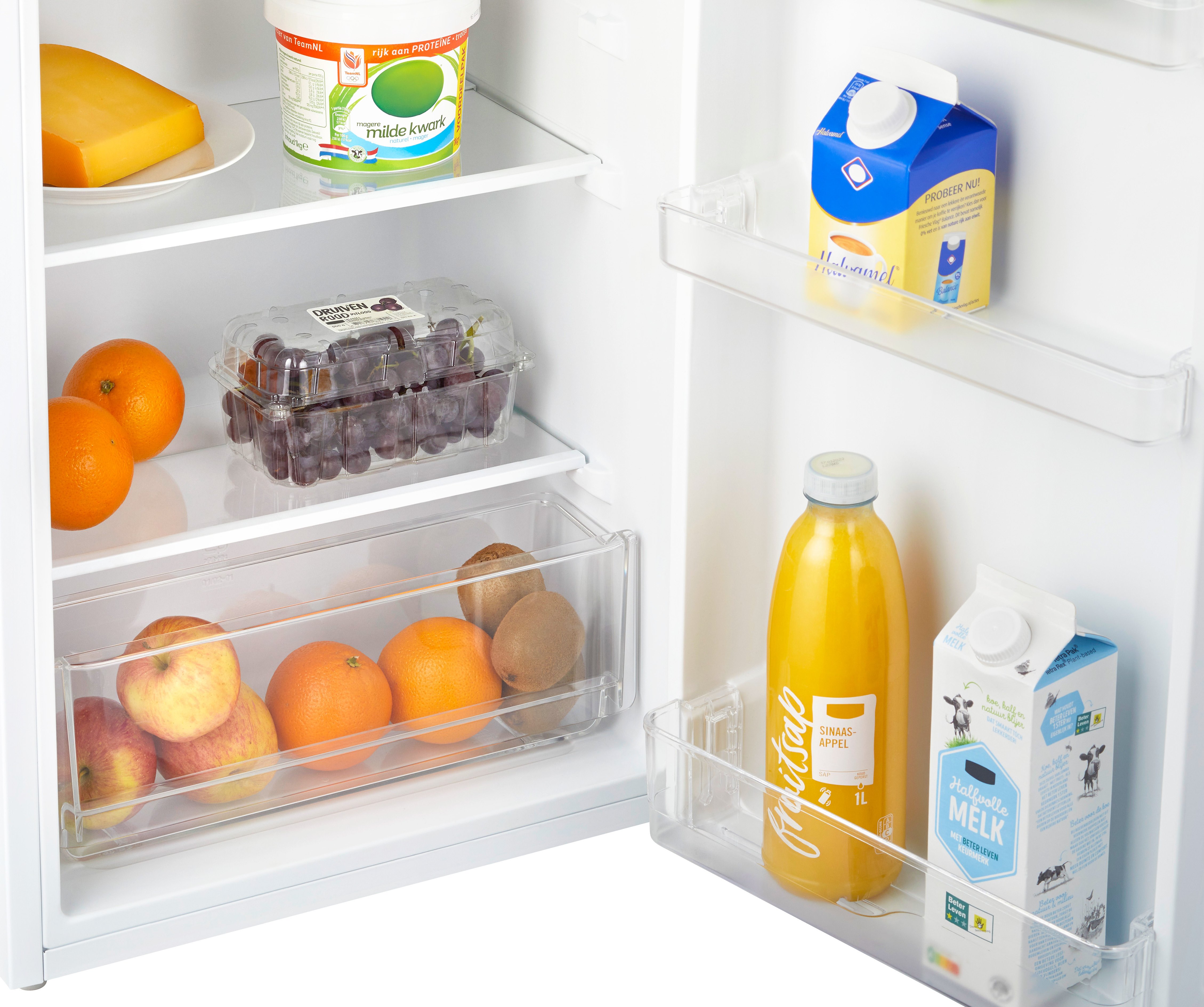 Intérieur d'un réfrigérateur avec des étagères contenant divers aliments : jus, fromage, fruits.