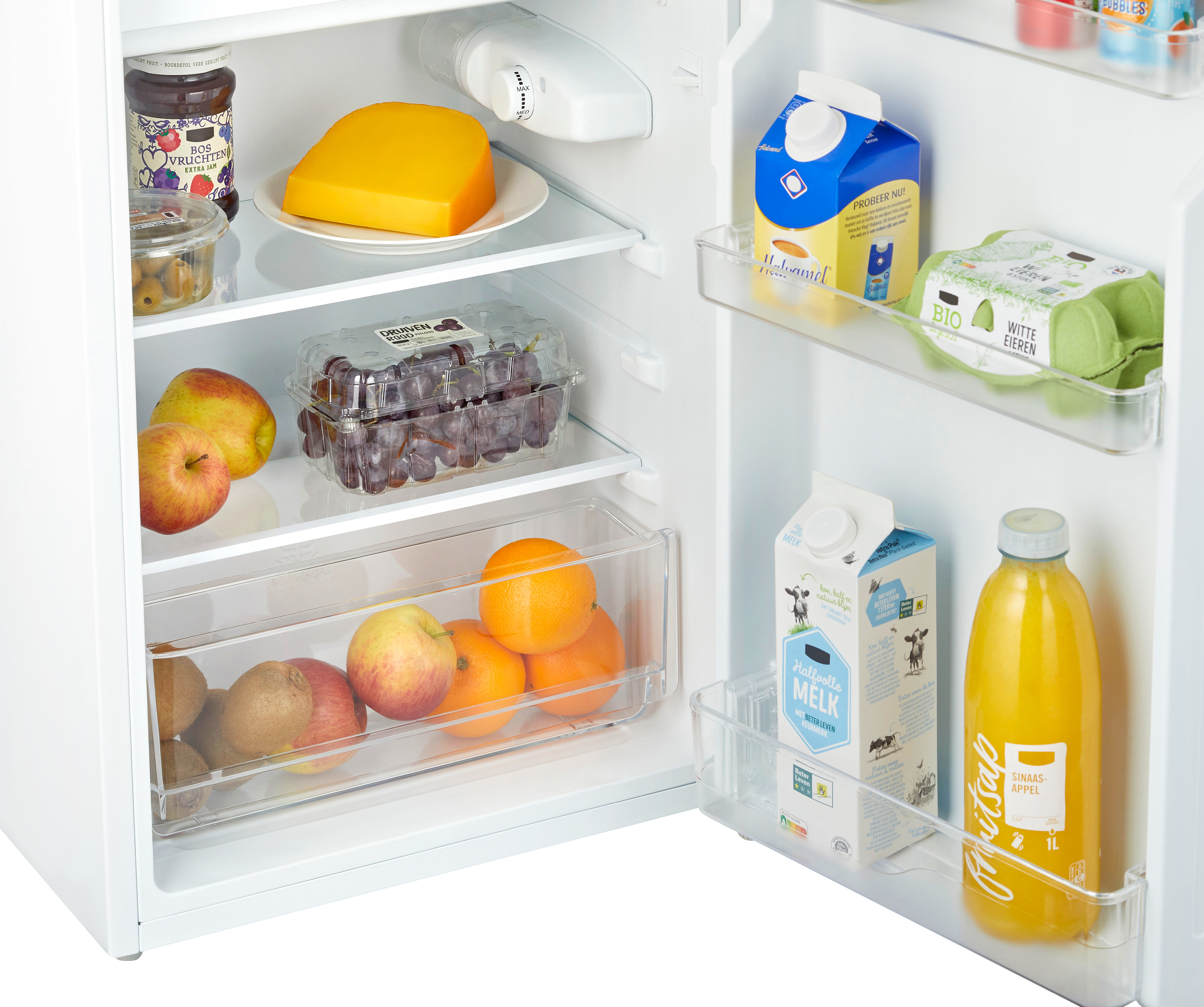 Réfrigérateur ouvert avec fromage, raisins, pommes, oranges, jus, lait, œufs et confiture.