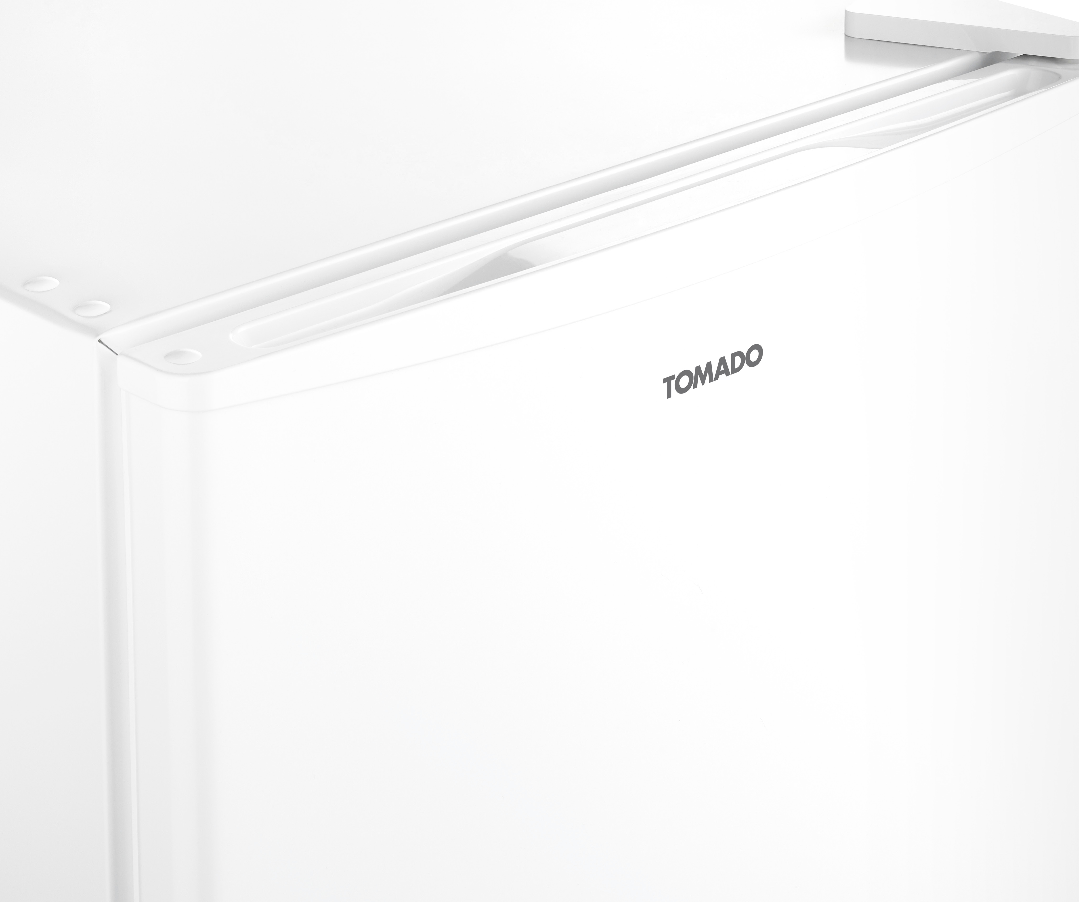 Réfrigérateur blanc avec le logo 'TOMADO' sur la porte.