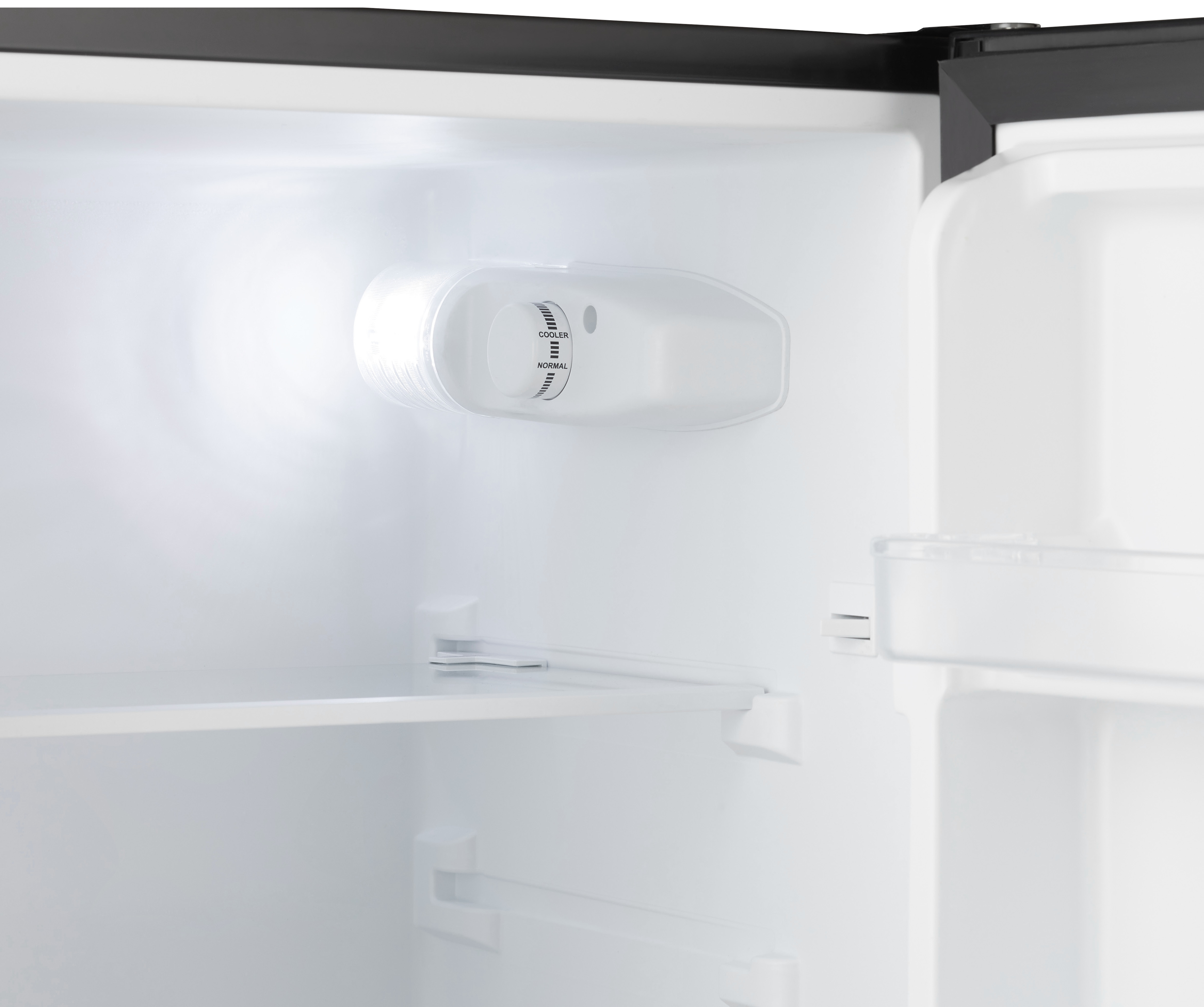 À l'intérieur d'un mini-réfrigérateur : panneau de commande, étagère et intérieur blanc. La porte est ouverte.