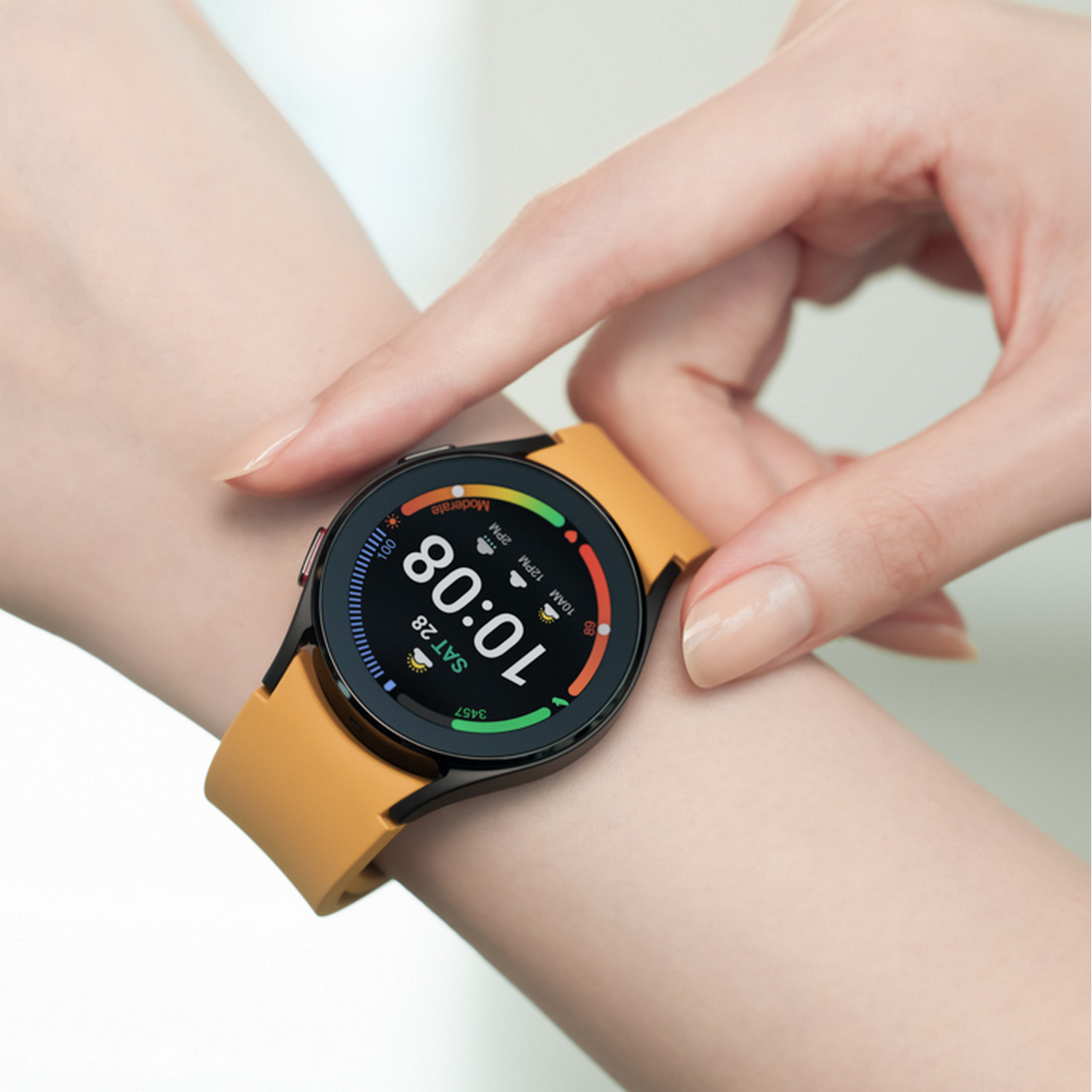 Ein Handgelenk einer Person mit einer Smartwatch, die die Uhrzeit anzeigt.