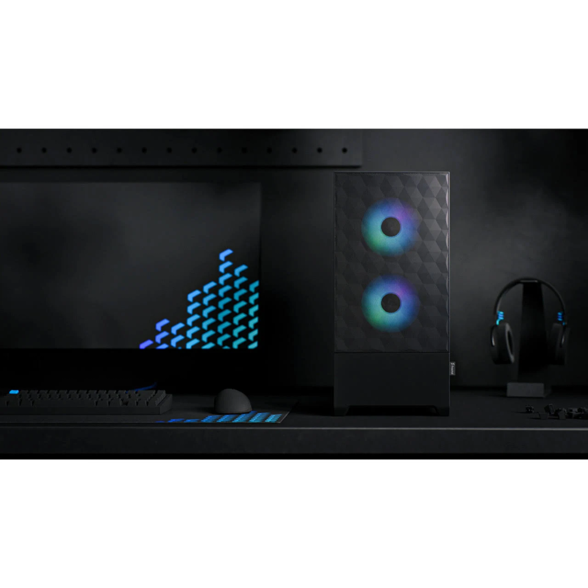 Schwarzes PC-Gehäuse mit Lüftern. Monitor, Tastatur und Maus auf dem Schreibtisch. Kopfhörer an der Seite.