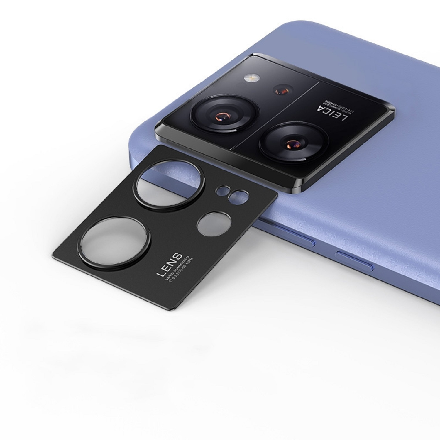 Telefon mit Kameraobjektiv und separater Objektivabdeckung. Schwarz-Silber-Farbschema.