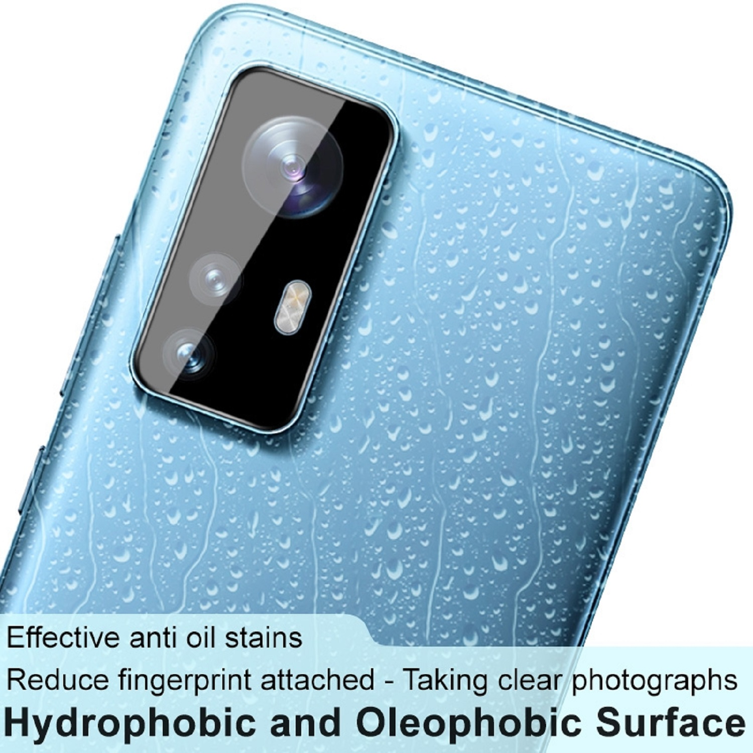 Telefonrückseite mit Kamera, bedeckt mit Wassertropfen.