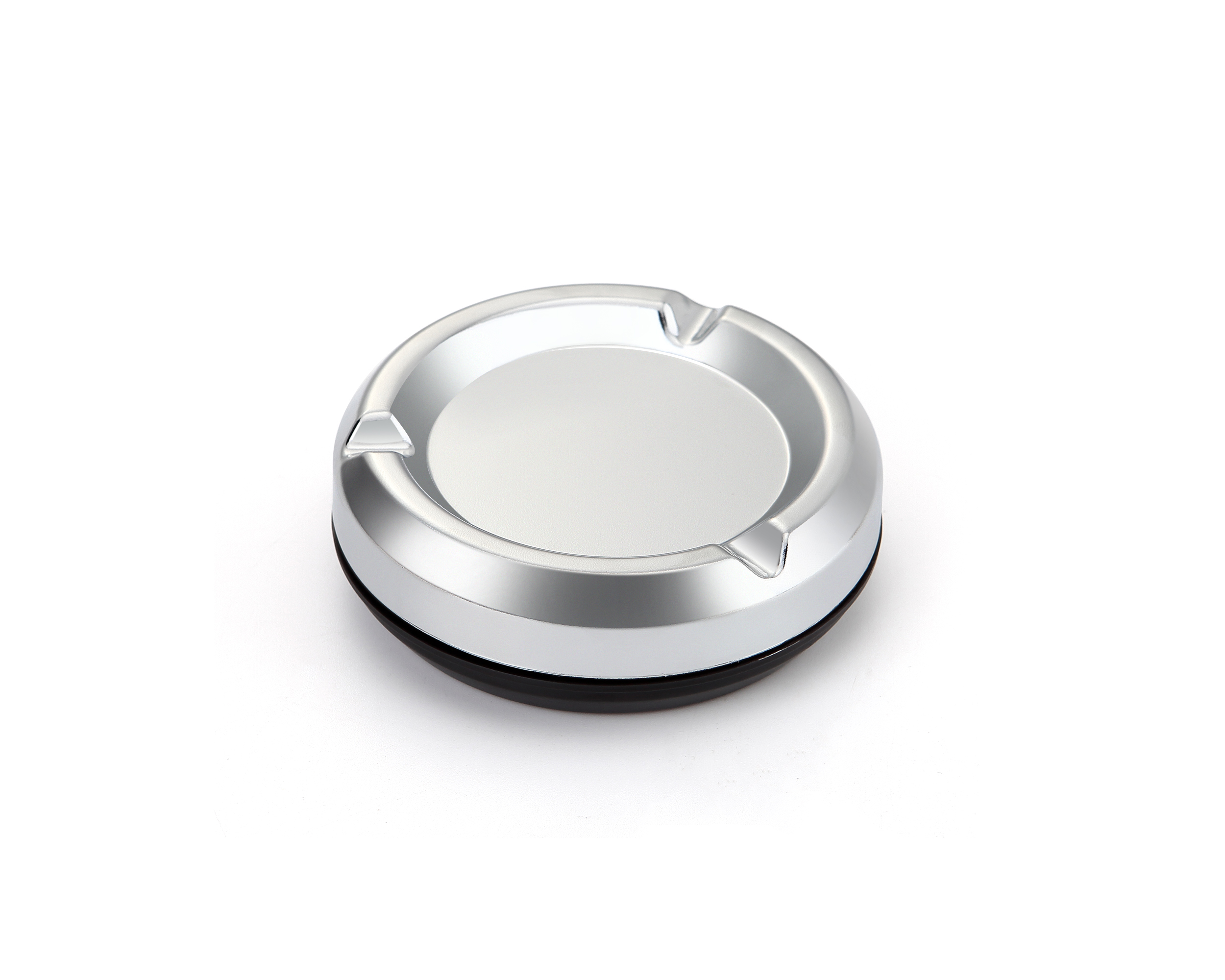 Okrągła, srebrna popielniczka z czarną podstawą. Istnieją trzy małe rowki do odkładania papierosów.