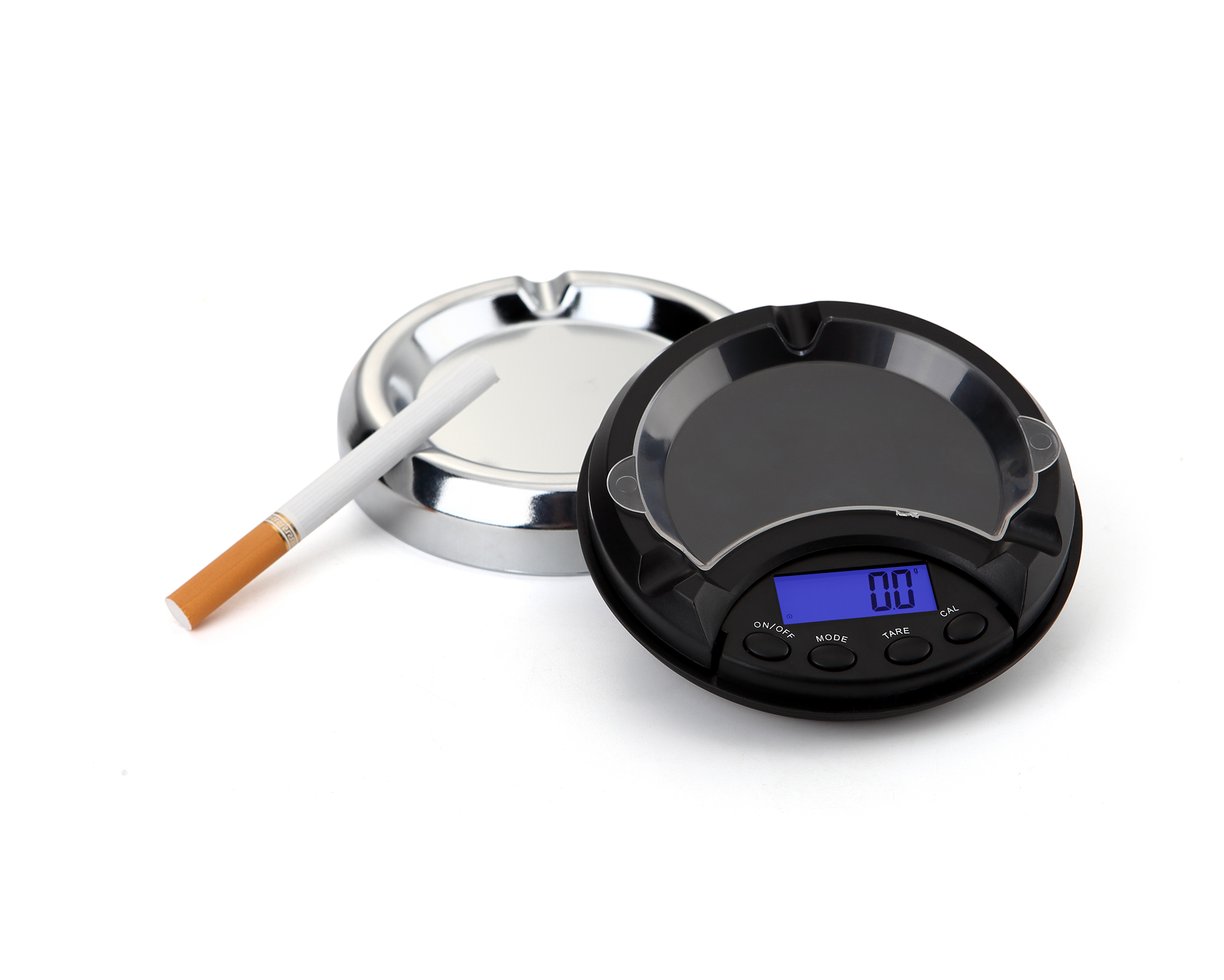 Papieros, chromowana popielniczka i czarna waga elektroniczna.