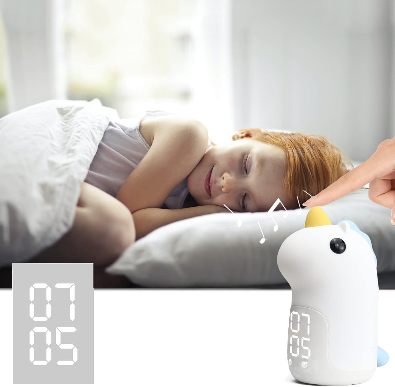 Ein schlafendes Kind und ein Einhorn-Wecker mit digitaler Anzeige 07:05.