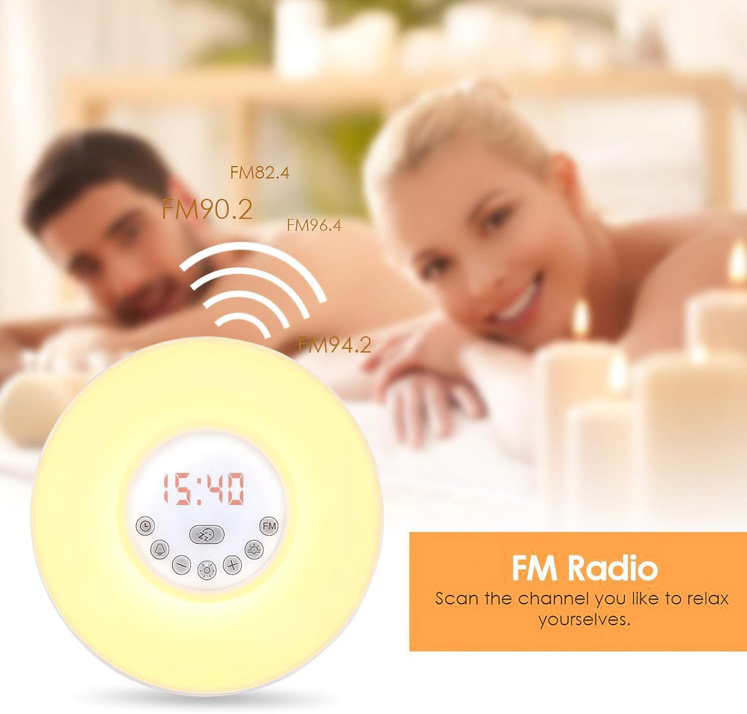 Wecker mit Zeit- und Radiofrequenzanzeige, und ein Paar im Hintergrund.