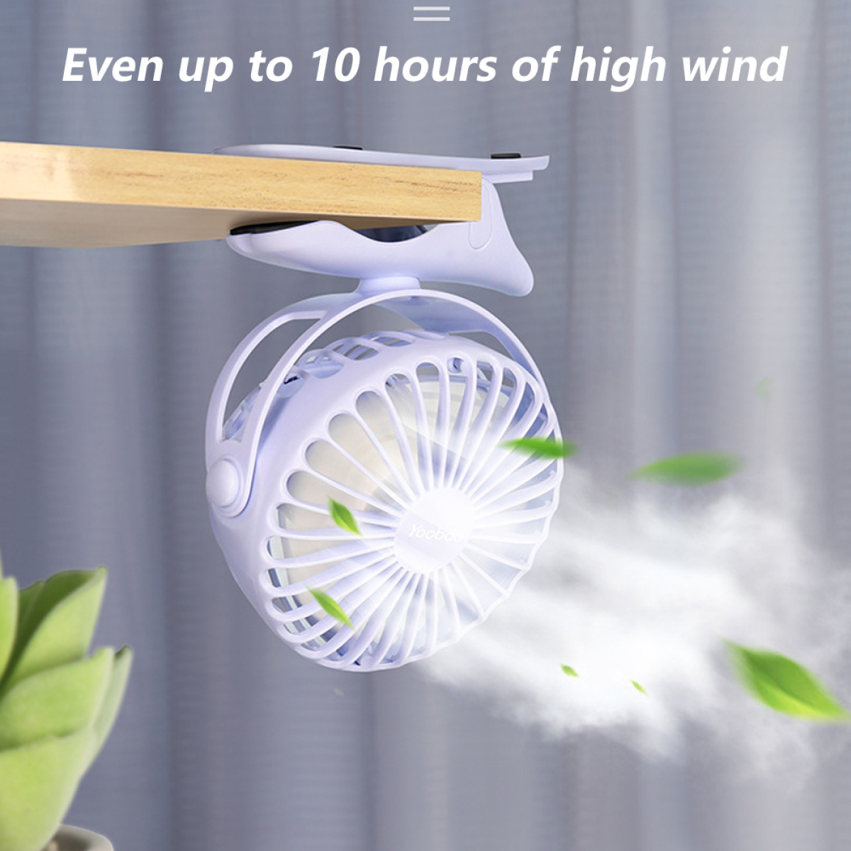 Ein weiß-violetter Ventilator ist an Holz befestigt. Einige grüne Blätter schweben in der Luft.
