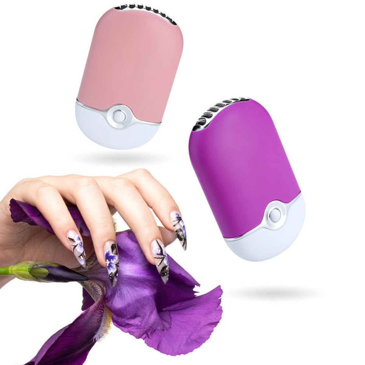 Zwei Nageltrockner, einer rosa, einer lila, mit Hand und lila Blume.