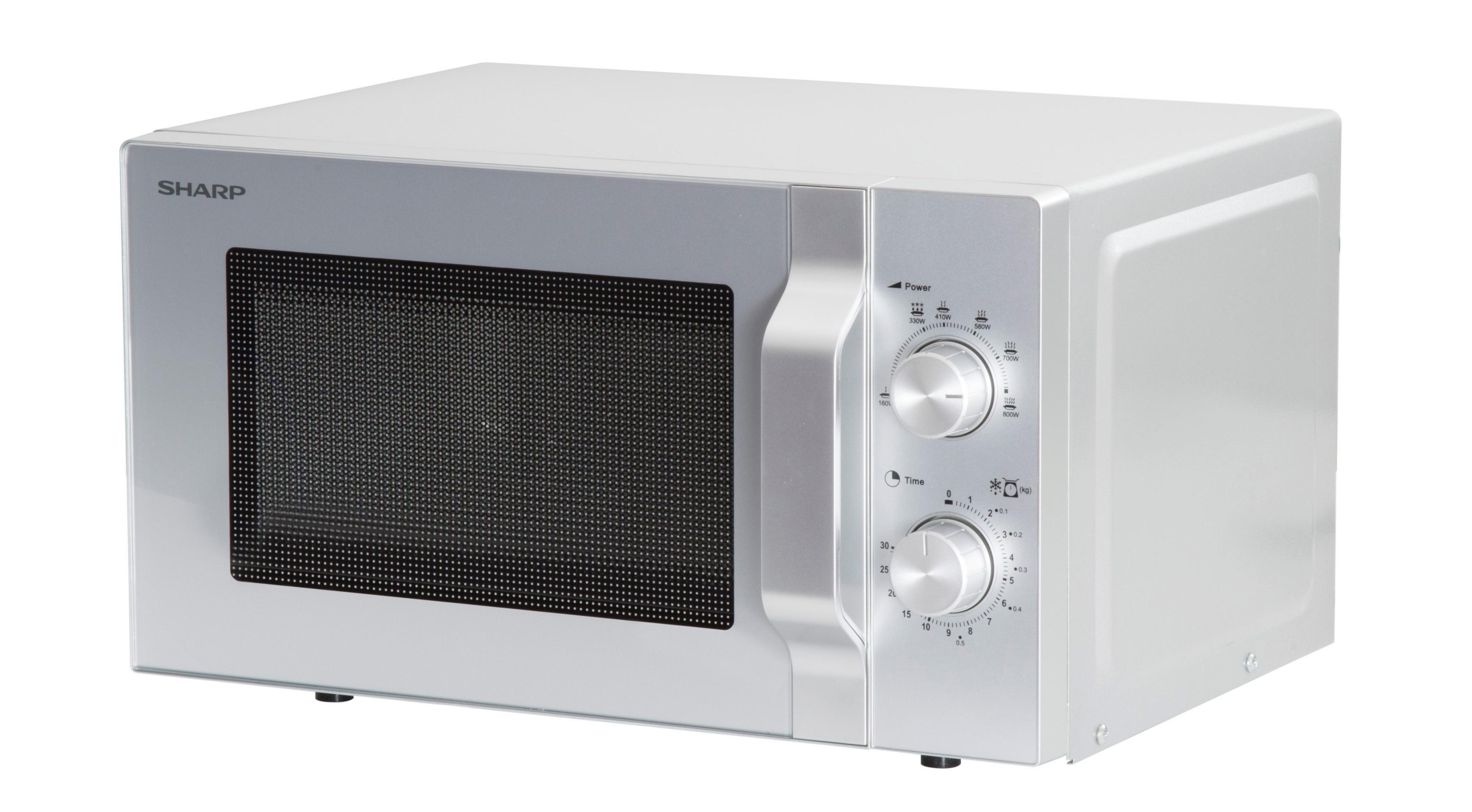 Biała kuchenka mikrofalowa z pokrętłami i czarnymi drzwiami z siatki. Tło jest białe.