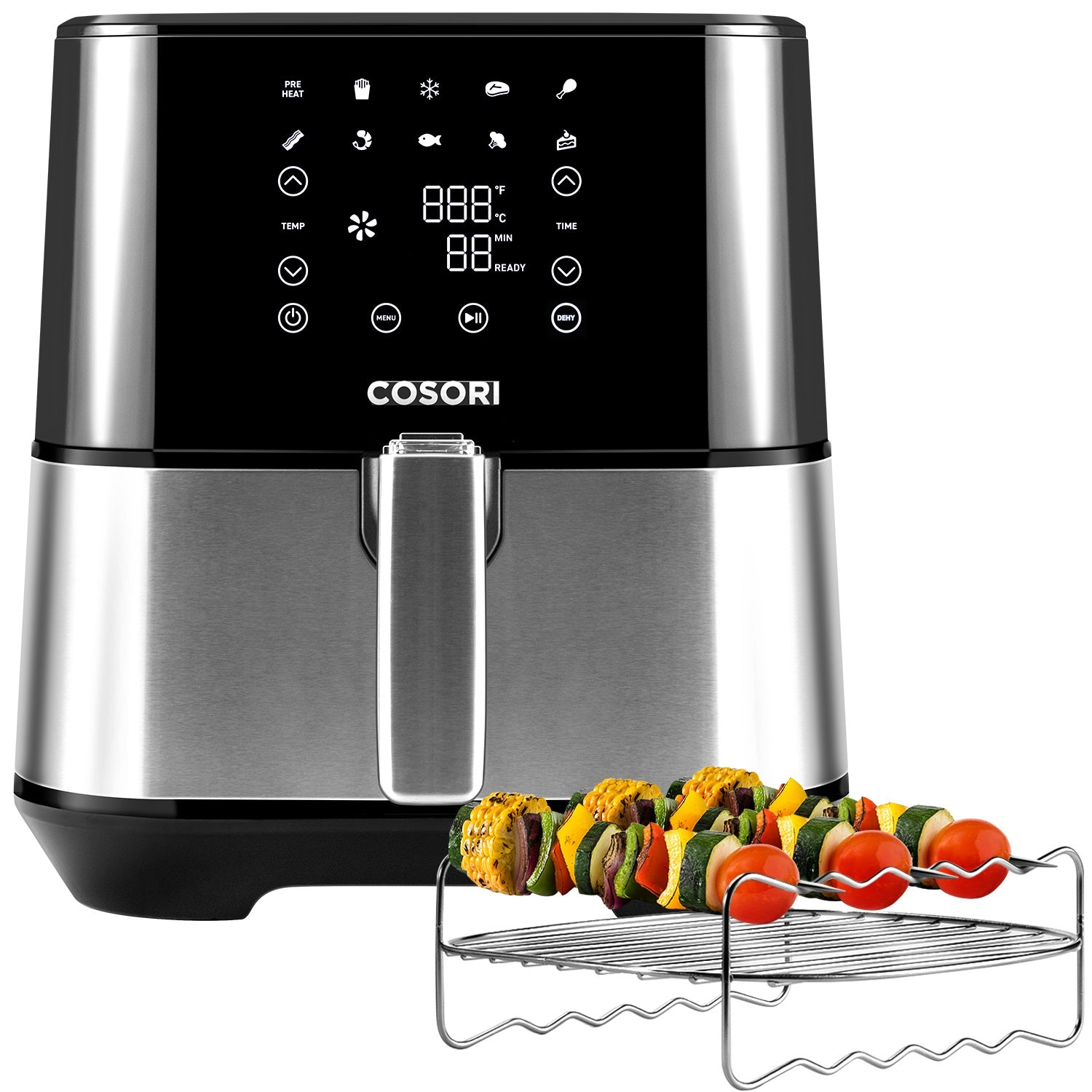 Una freidora de aire con pantalla digital y un estante de brochetas con verduras y carne.