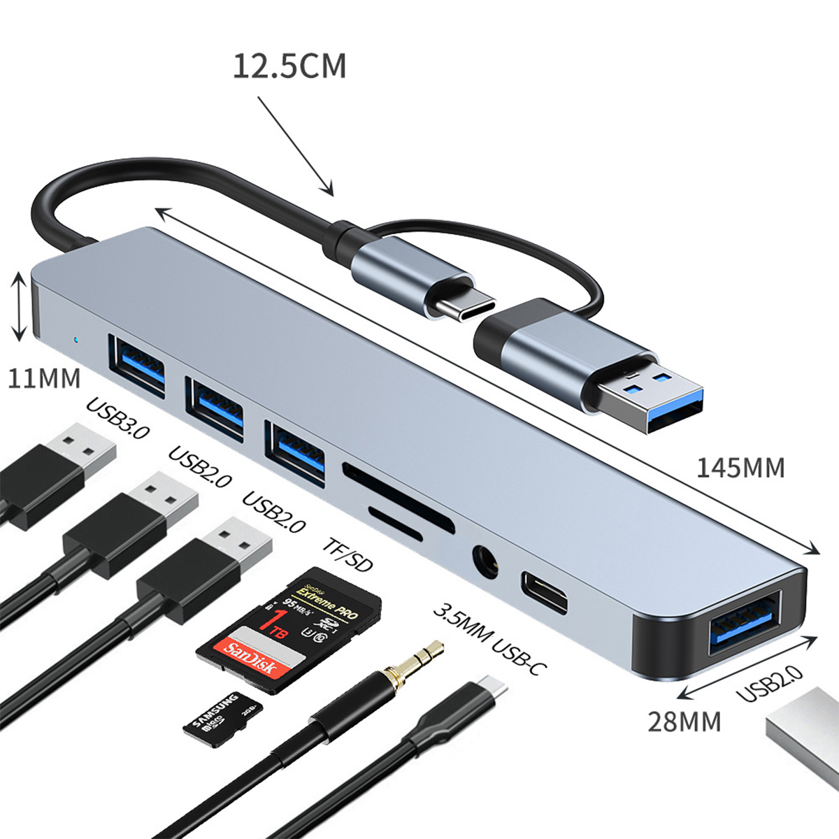 Silberner USB-Hub mit mehreren Anschlüssen, Kabeln und Zubehör auf Weiß.